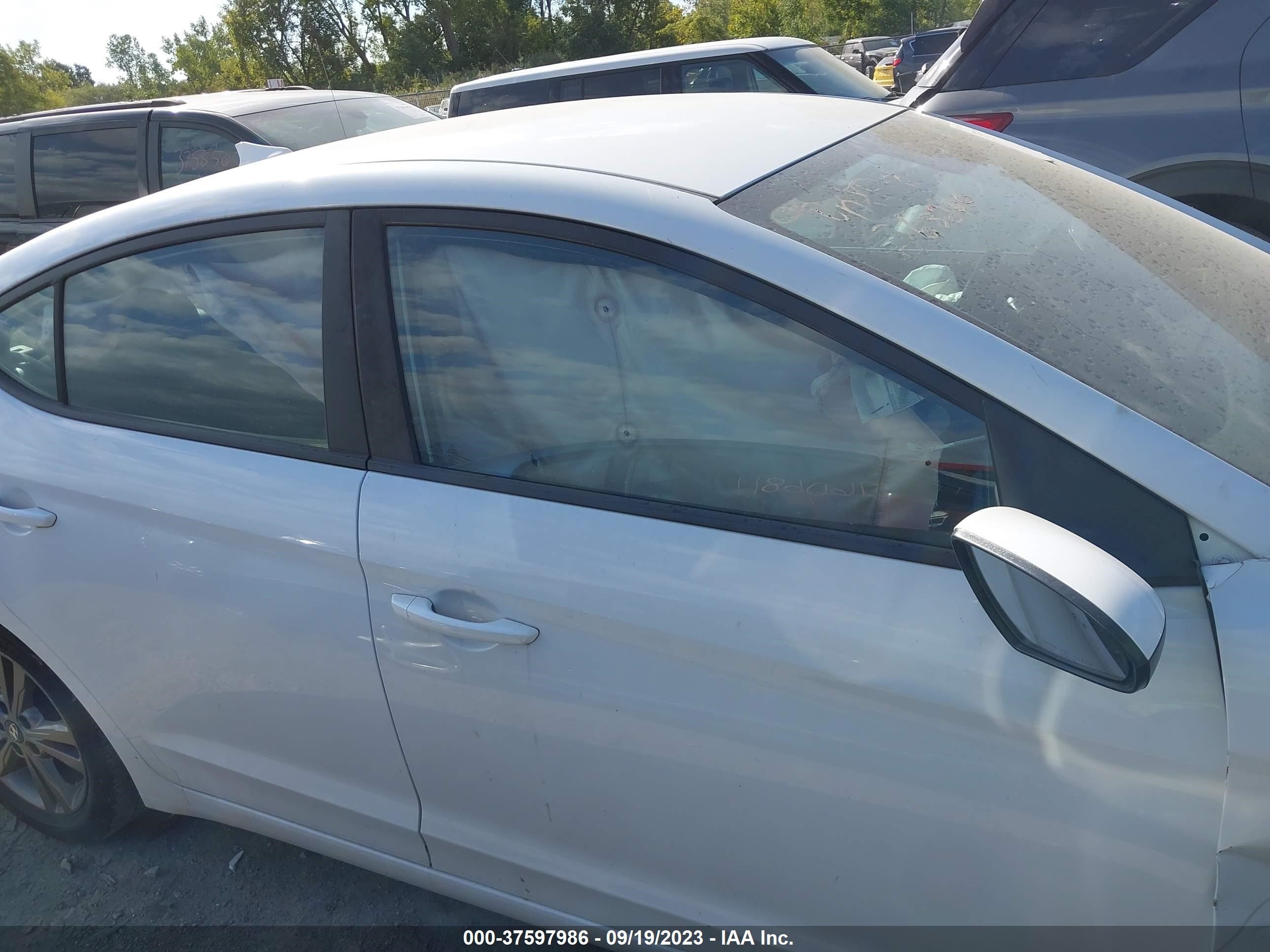 Photo 13 VIN: 5NPD84LF8JH337327 - HYUNDAI ELANTRA 