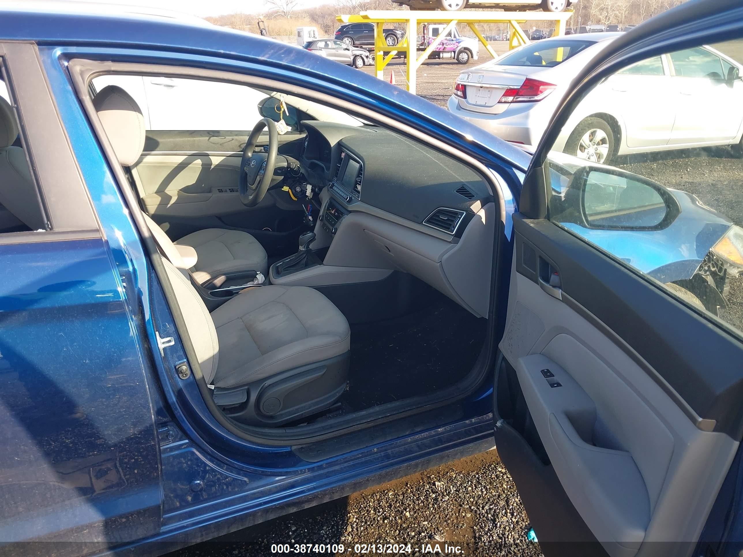 Photo 4 VIN: 5NPD84LF9HH124848 - HYUNDAI ELANTRA 