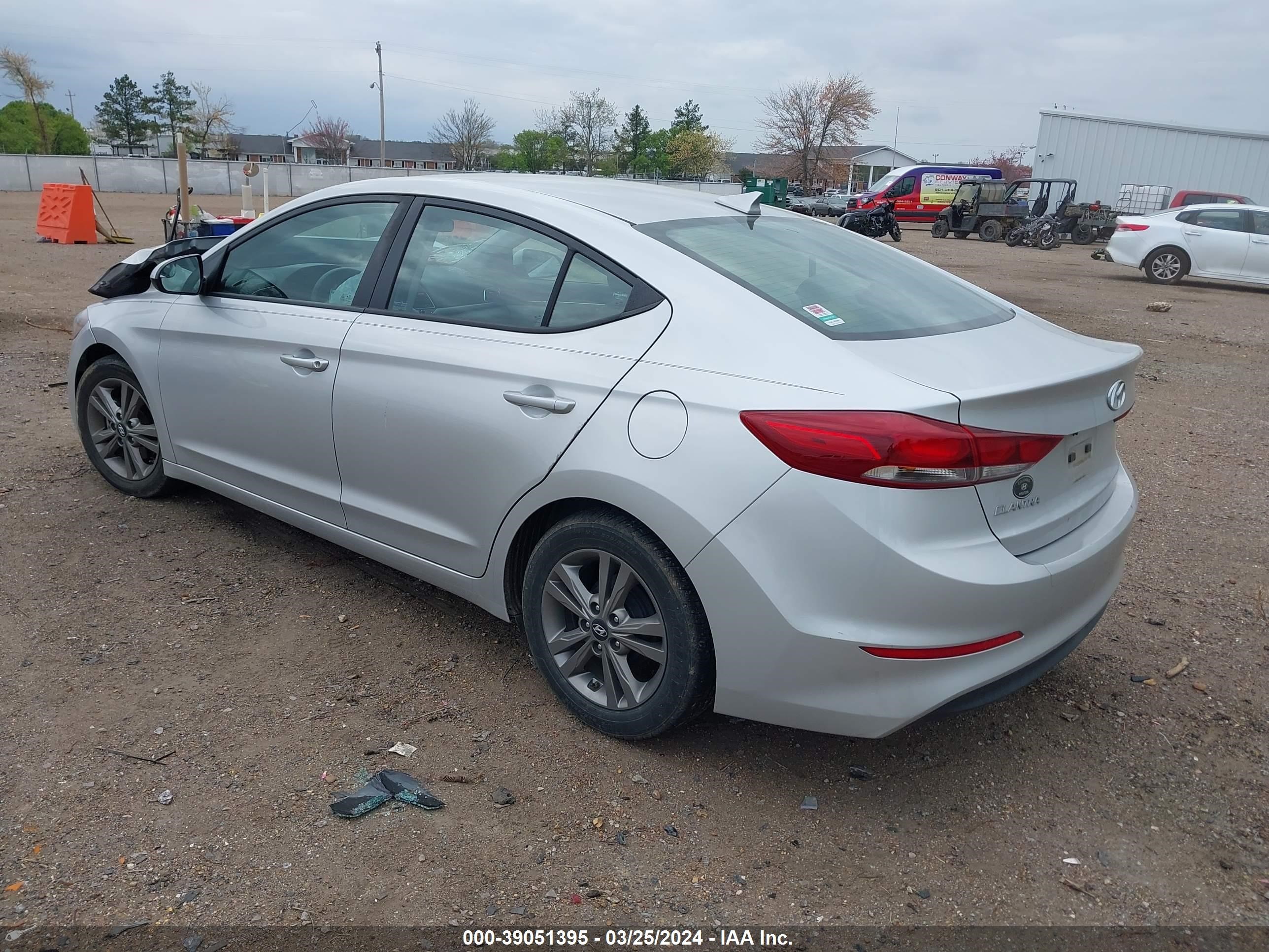 Photo 2 VIN: 5NPD84LF9HH188565 - HYUNDAI ELANTRA 