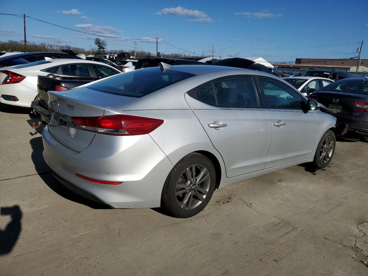 Photo 2 VIN: 5NPD84LF9JH233820 - HYUNDAI ELANTRA 