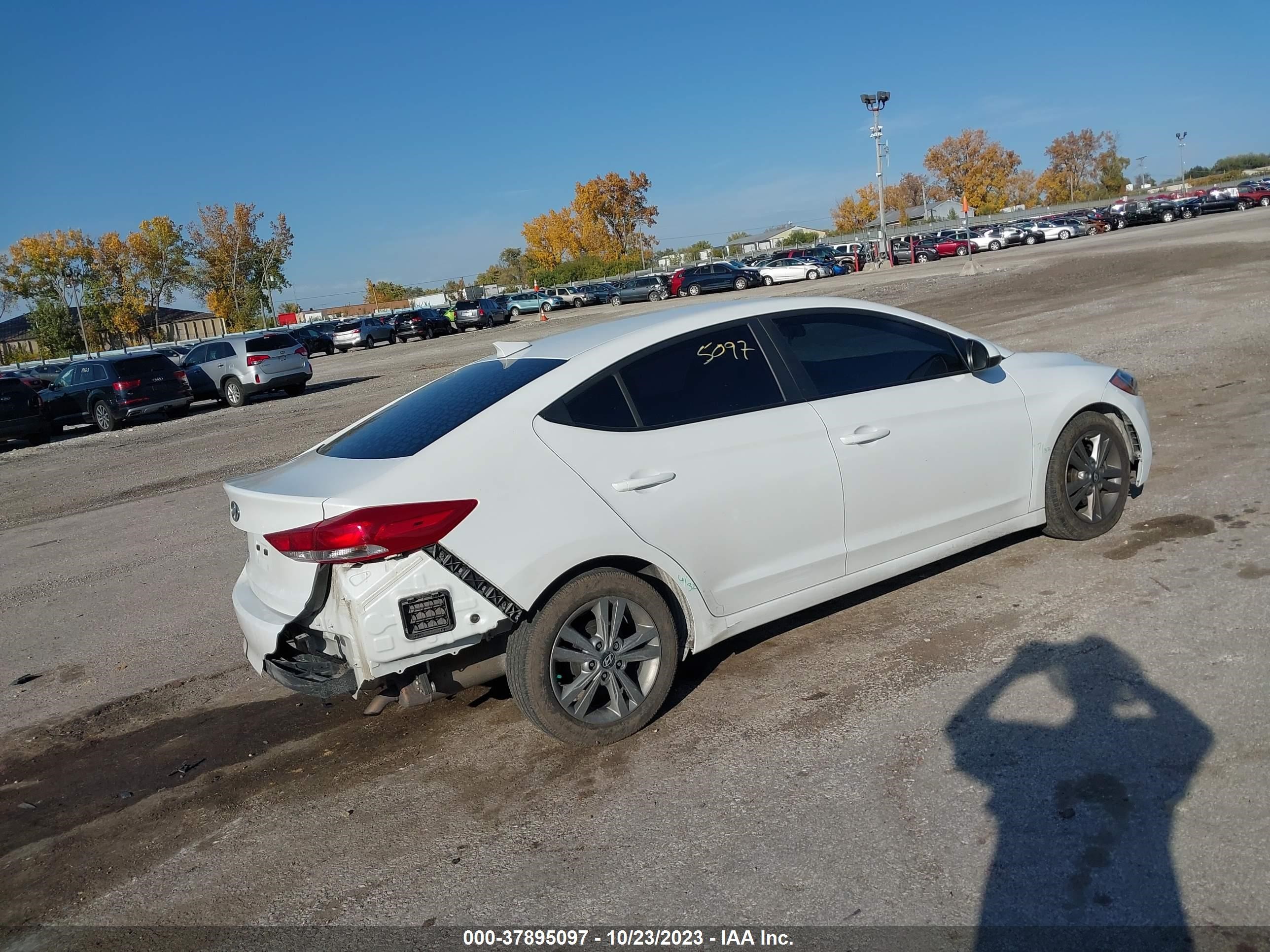 Photo 3 VIN: 5NPD84LFXHH121246 - HYUNDAI ELANTRA 