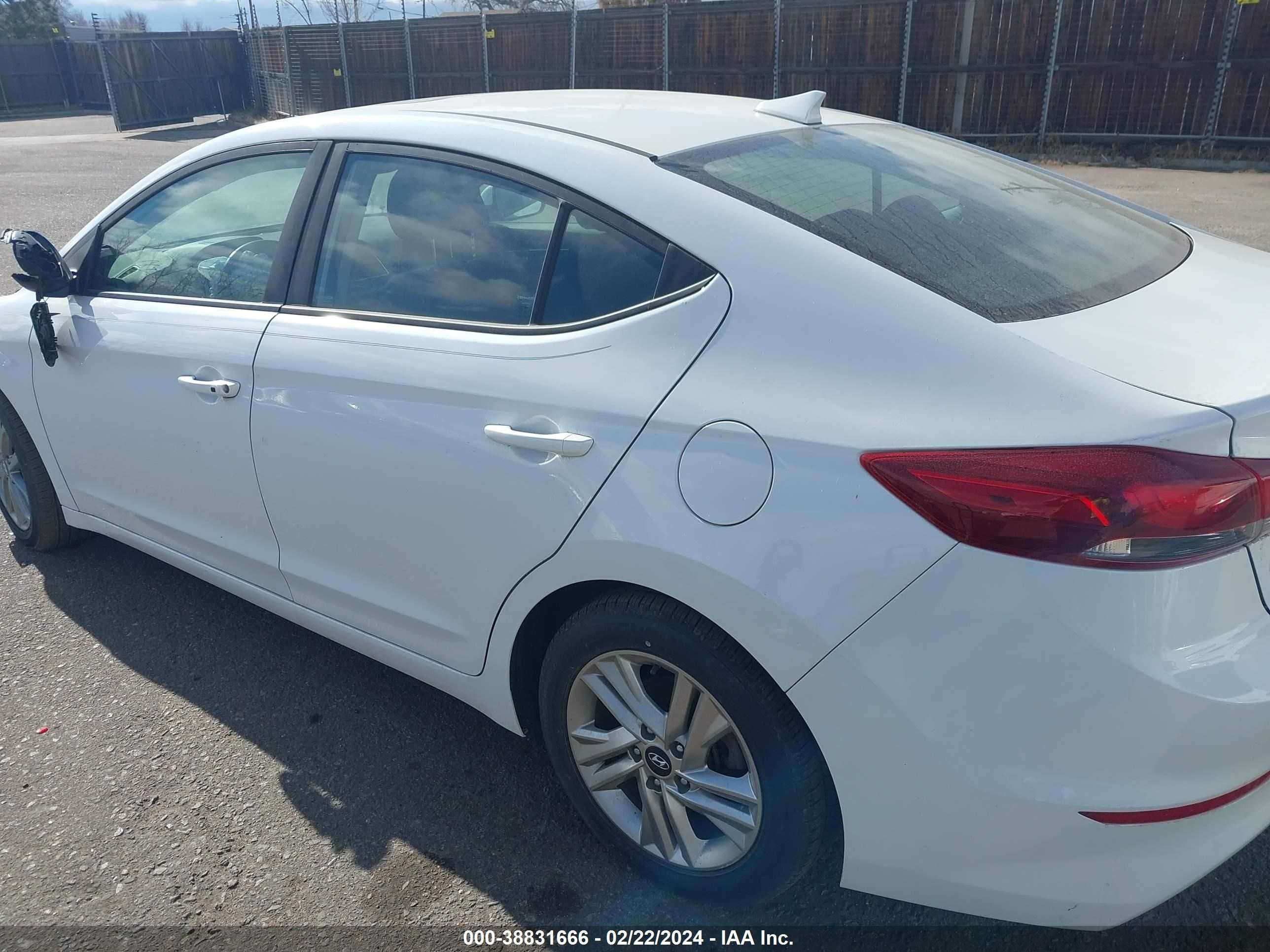 Photo 2 VIN: 5NPD84LFXJH226228 - HYUNDAI ELANTRA 