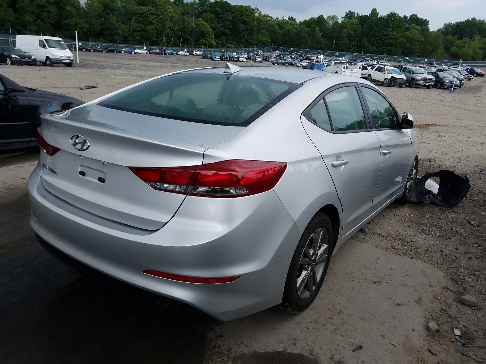 Photo 3 VIN: 5NPD84LFXJH255681 - HYUNDAI ELANTRA SE 