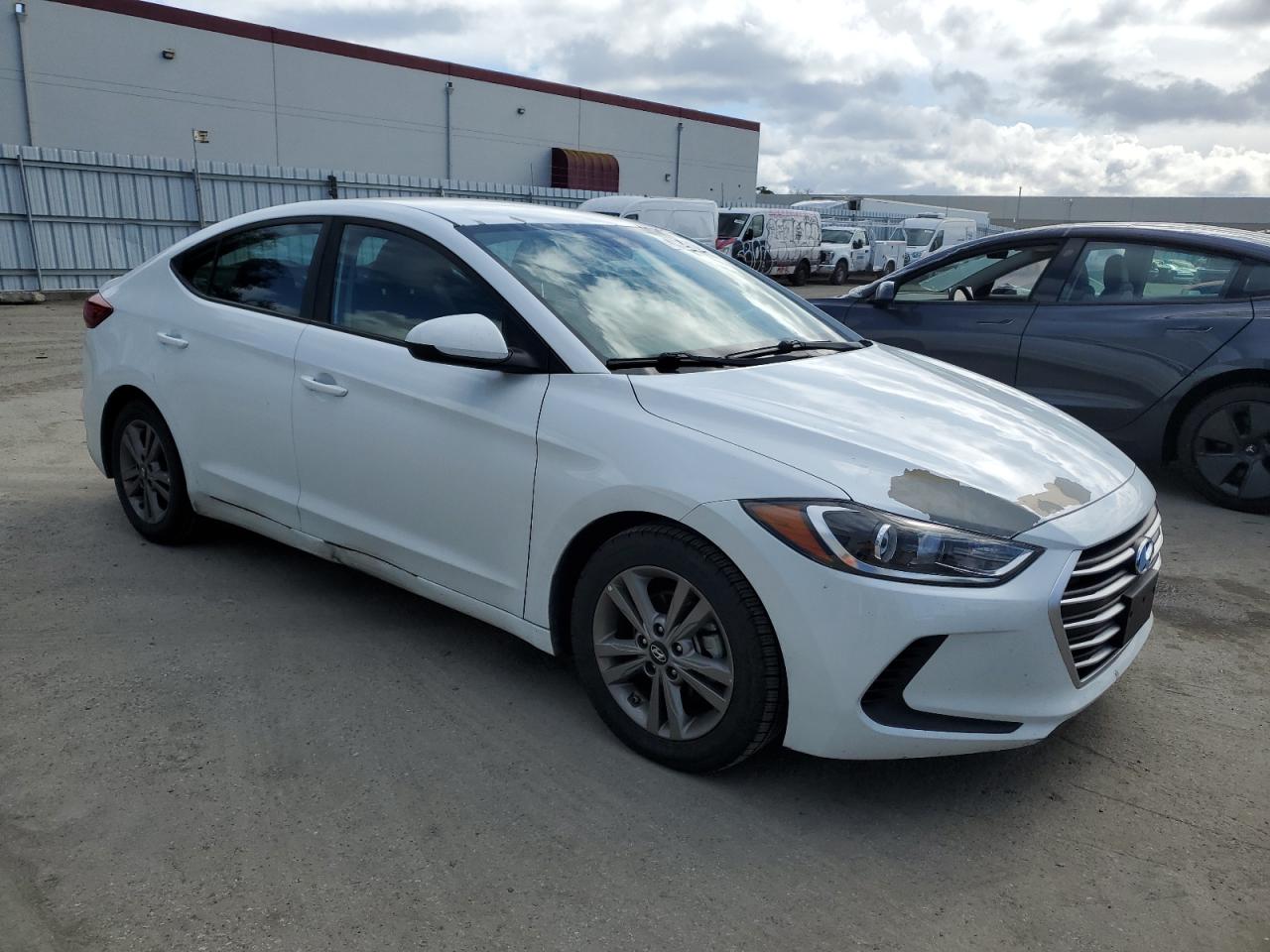 Photo 3 VIN: 5NPD84LFXJH281794 - HYUNDAI ELANTRA 