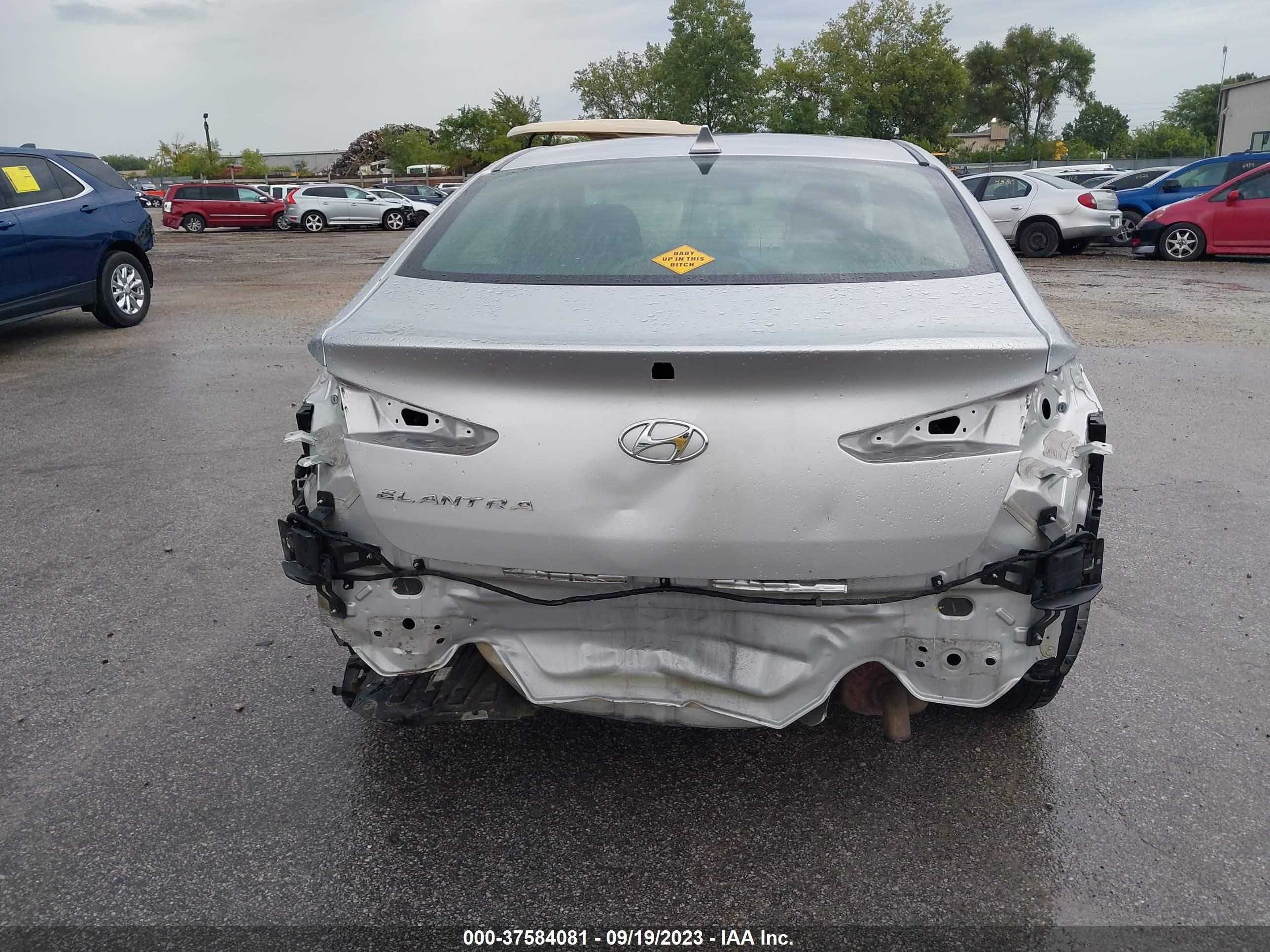 Photo 16 VIN: 5NPD84LFXKH415821 - HYUNDAI ELANTRA 