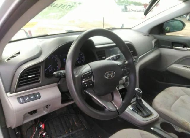 Photo 4 VIN: 5NPD84LFXKH464825 - HYUNDAI ELANTRA 