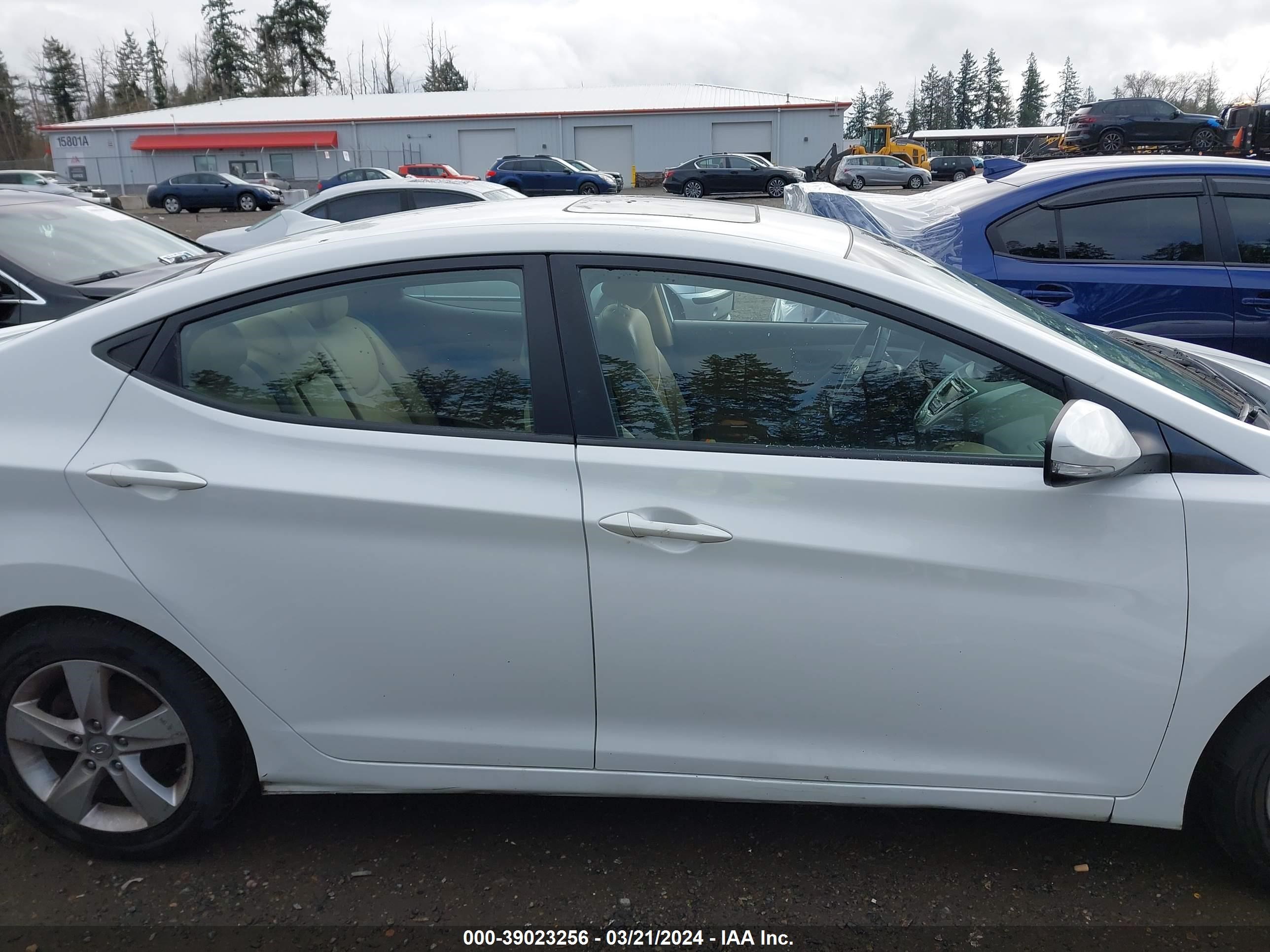 Photo 12 VIN: 5NPDH4AE0BH044582 - HYUNDAI ELANTRA 