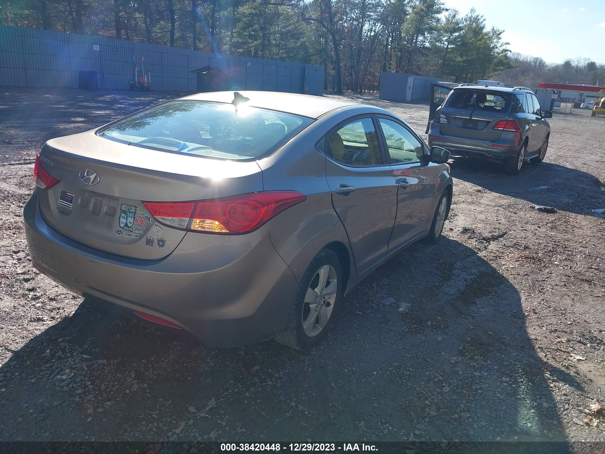 Photo 3 VIN: 5NPDH4AE0BH048423 - HYUNDAI ELANTRA 