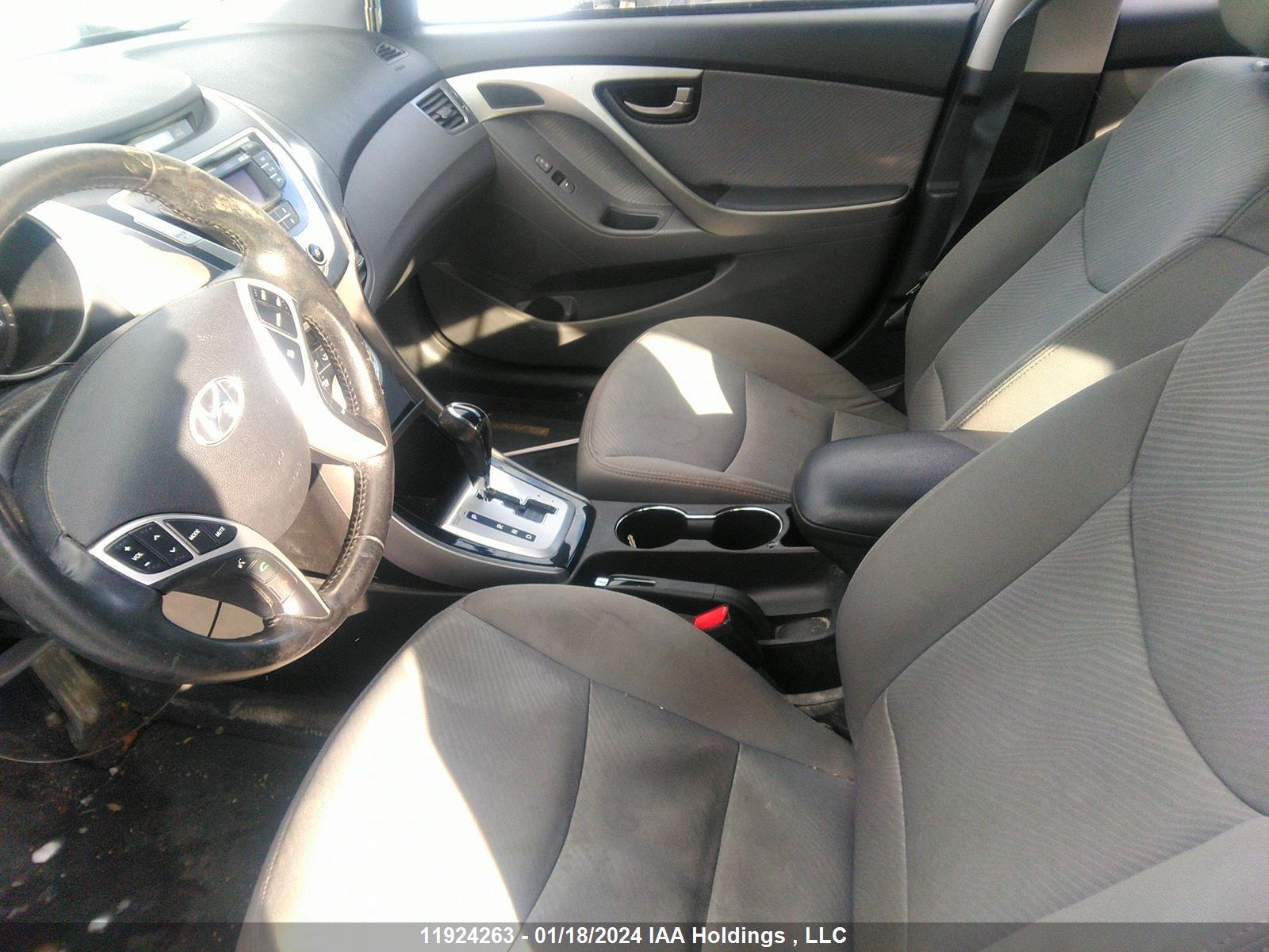 Photo 4 VIN: 5NPDH4AE0BH057641 - HYUNDAI ELANTRA 