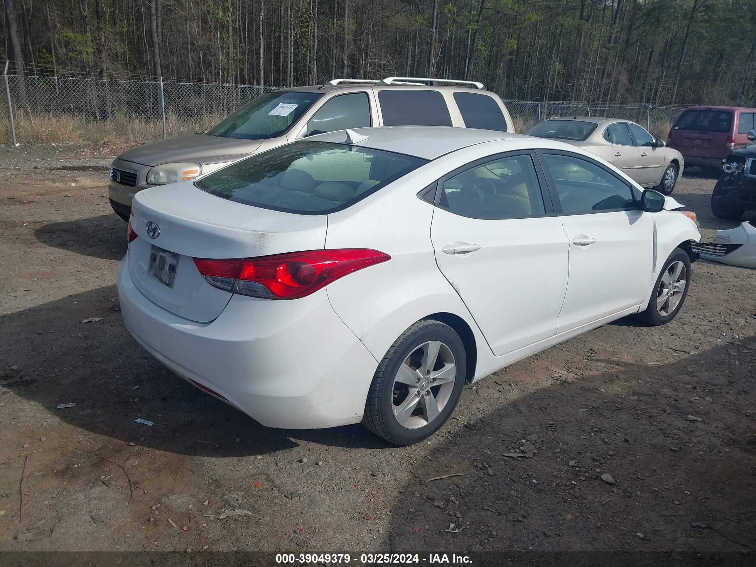 Photo 3 VIN: 5NPDH4AE0CH076675 - HYUNDAI ELANTRA 