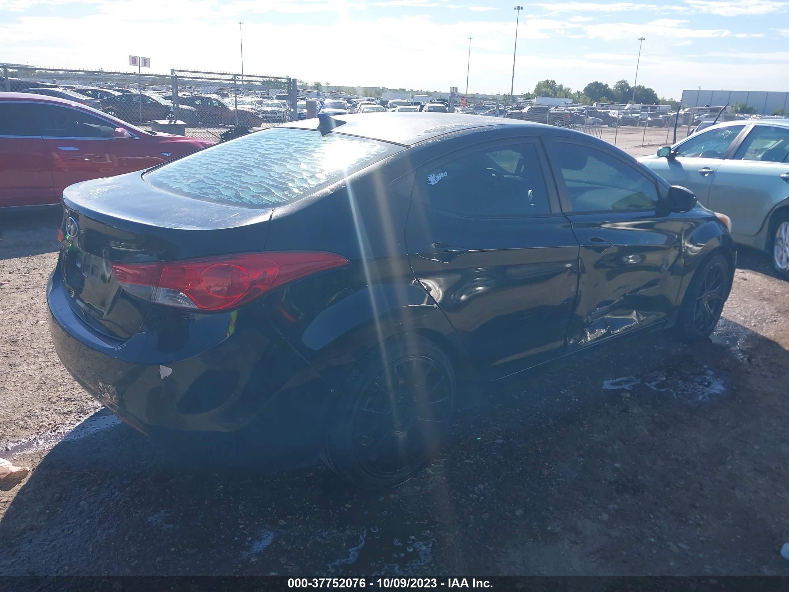 Photo 3 VIN: 5NPDH4AE0DH385029 - HYUNDAI ELANTRA 