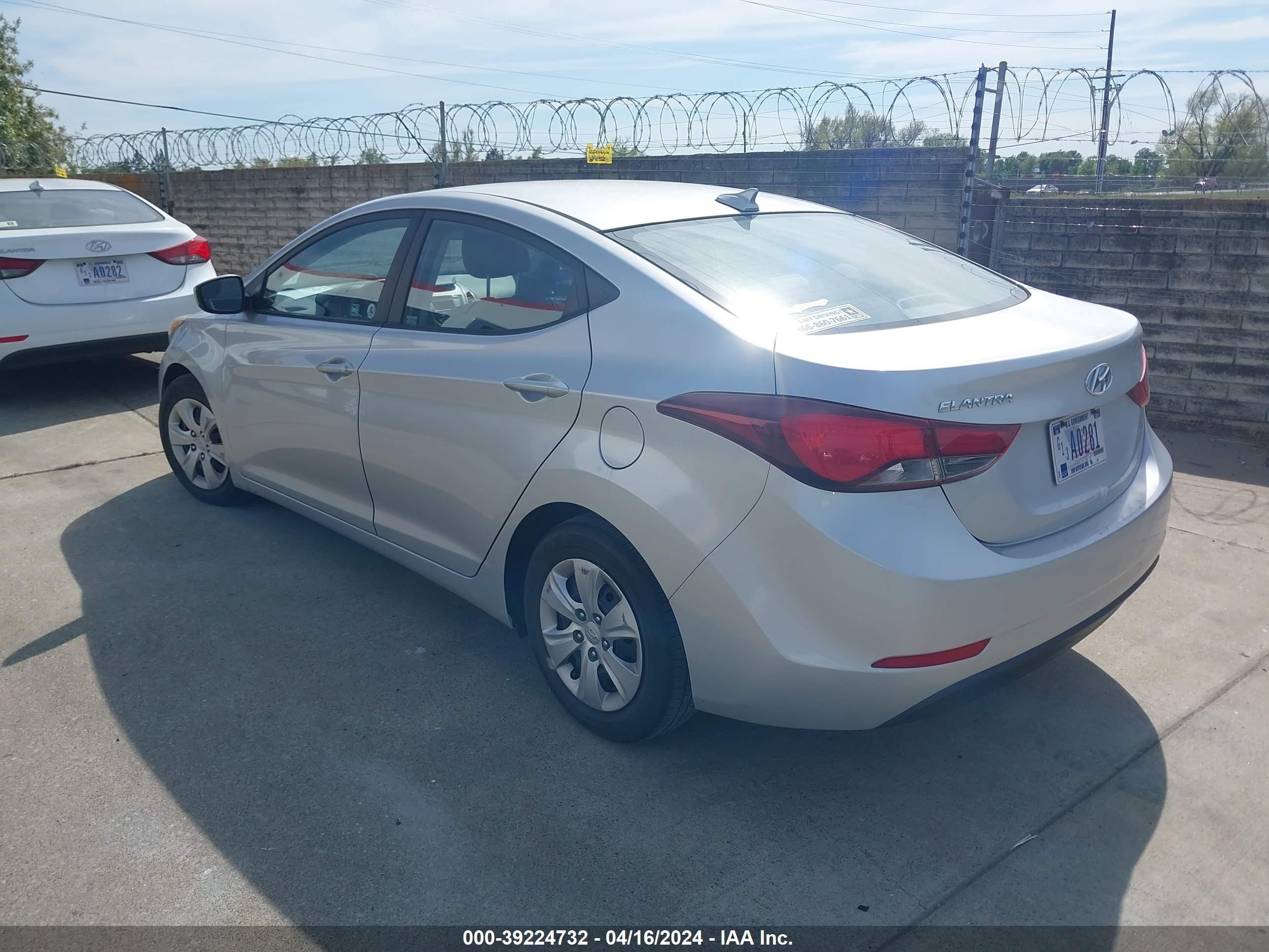 Photo 2 VIN: 5NPDH4AE0GH683004 - HYUNDAI ELANTRA 