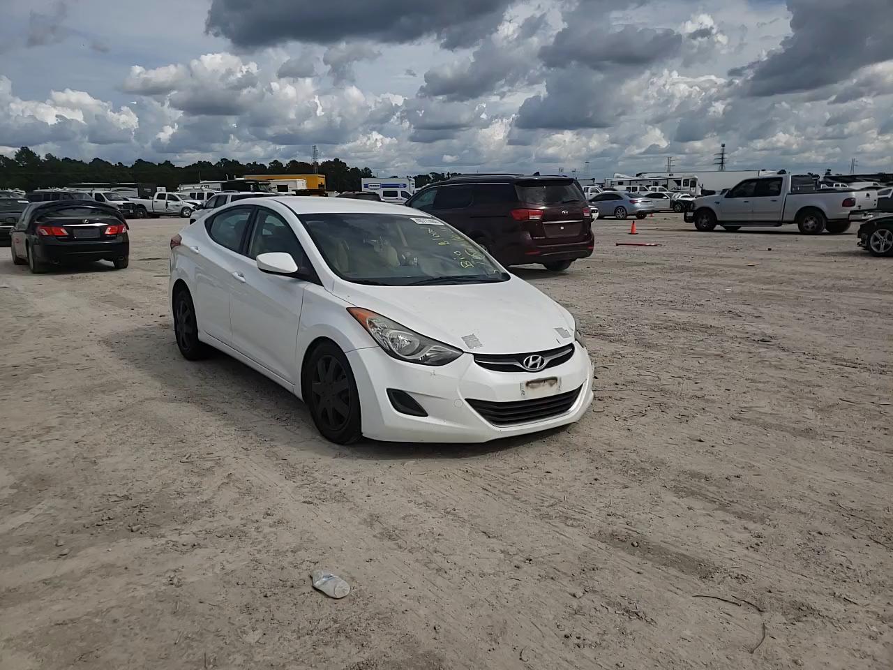 Photo 10 VIN: 5NPDH4AE1BH024745 - HYUNDAI ELANTRA GL 