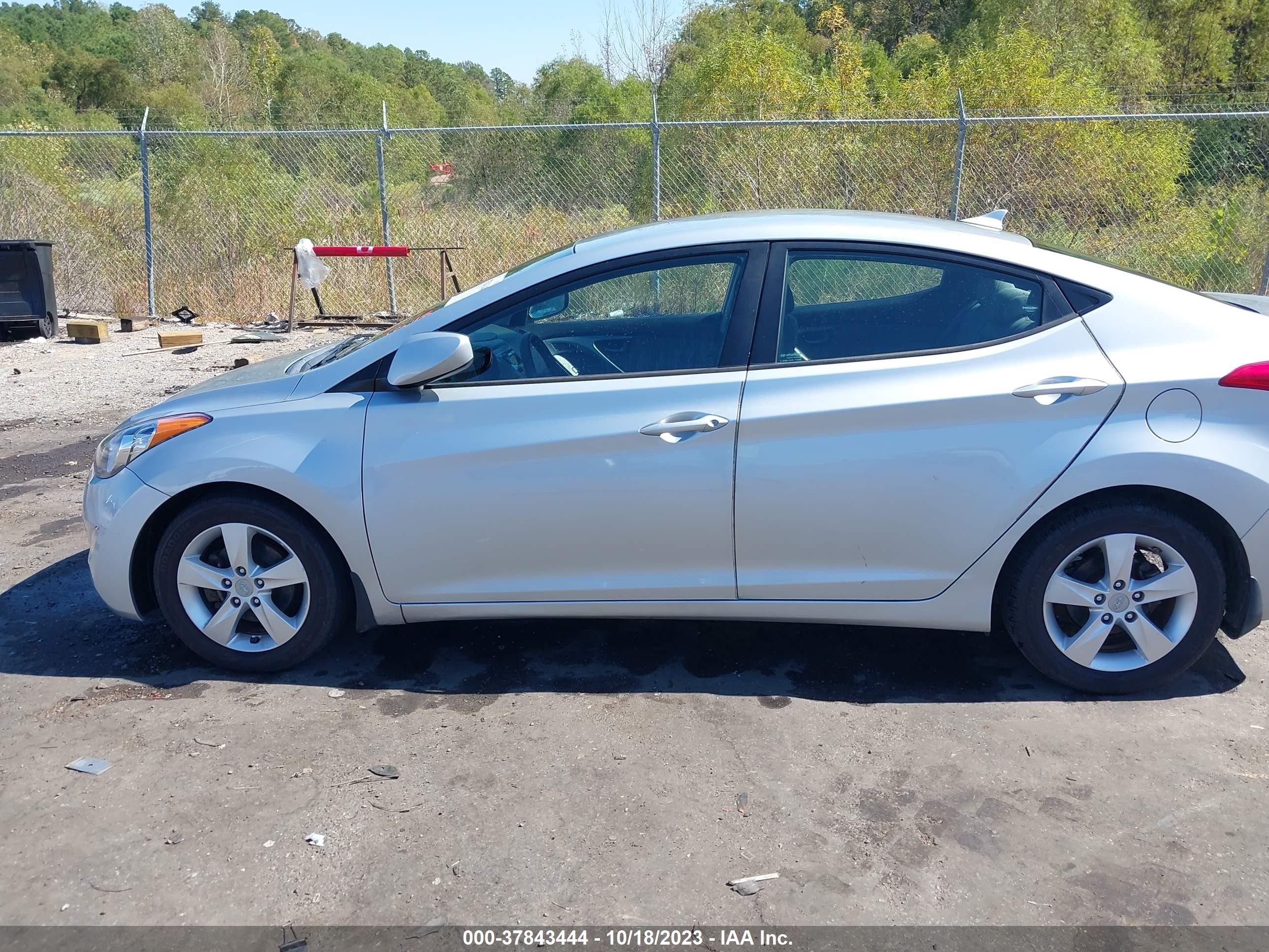 Photo 13 VIN: 5NPDH4AE1DH322313 - HYUNDAI ELANTRA 