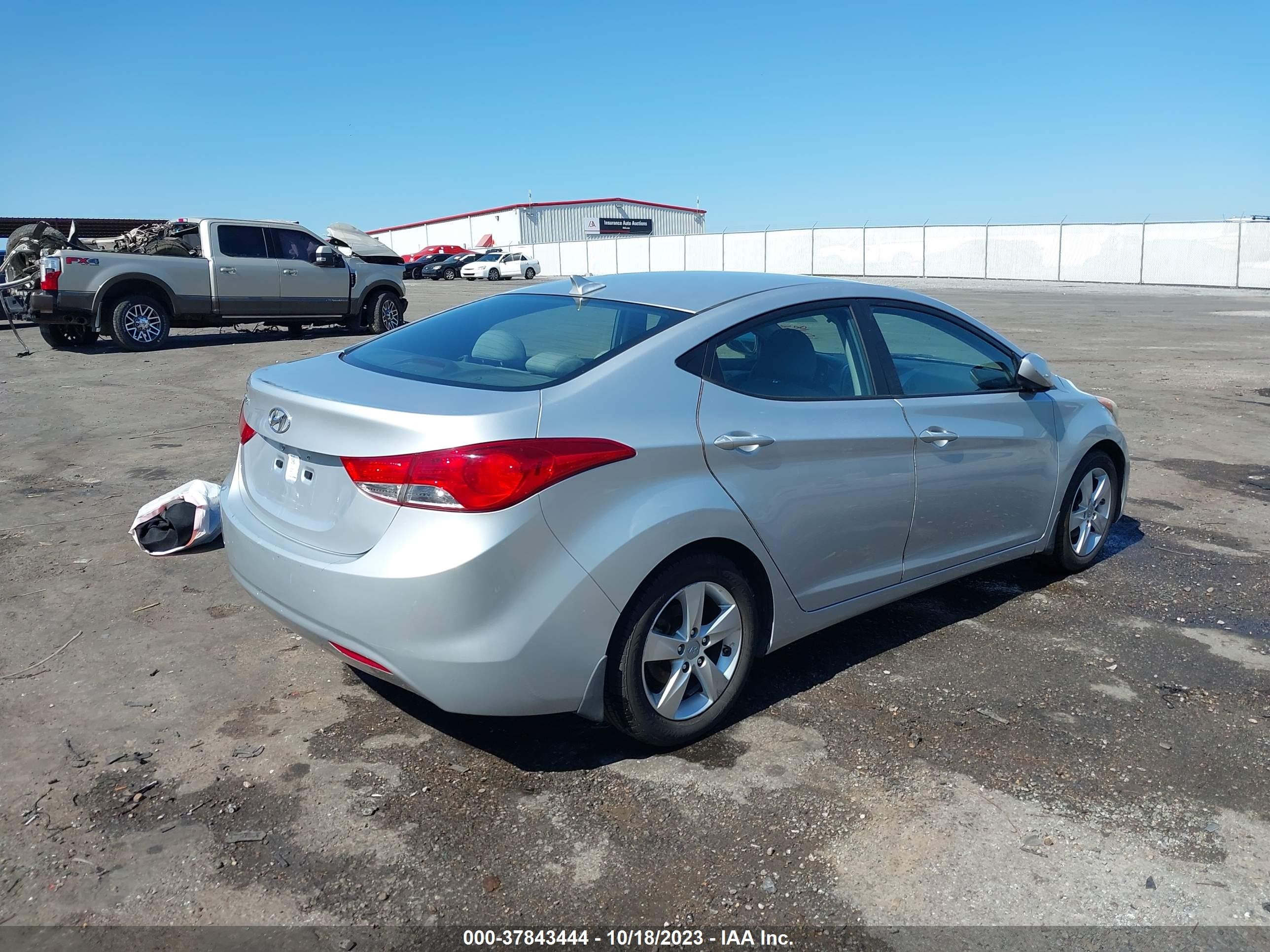 Photo 3 VIN: 5NPDH4AE1DH322313 - HYUNDAI ELANTRA 