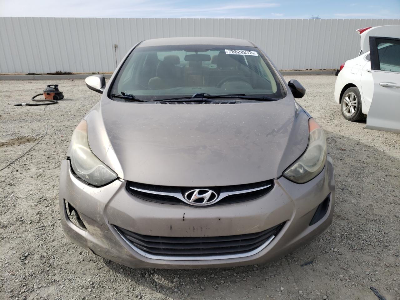 Photo 4 VIN: 5NPDH4AE1DH335983 - HYUNDAI ELANTRA 