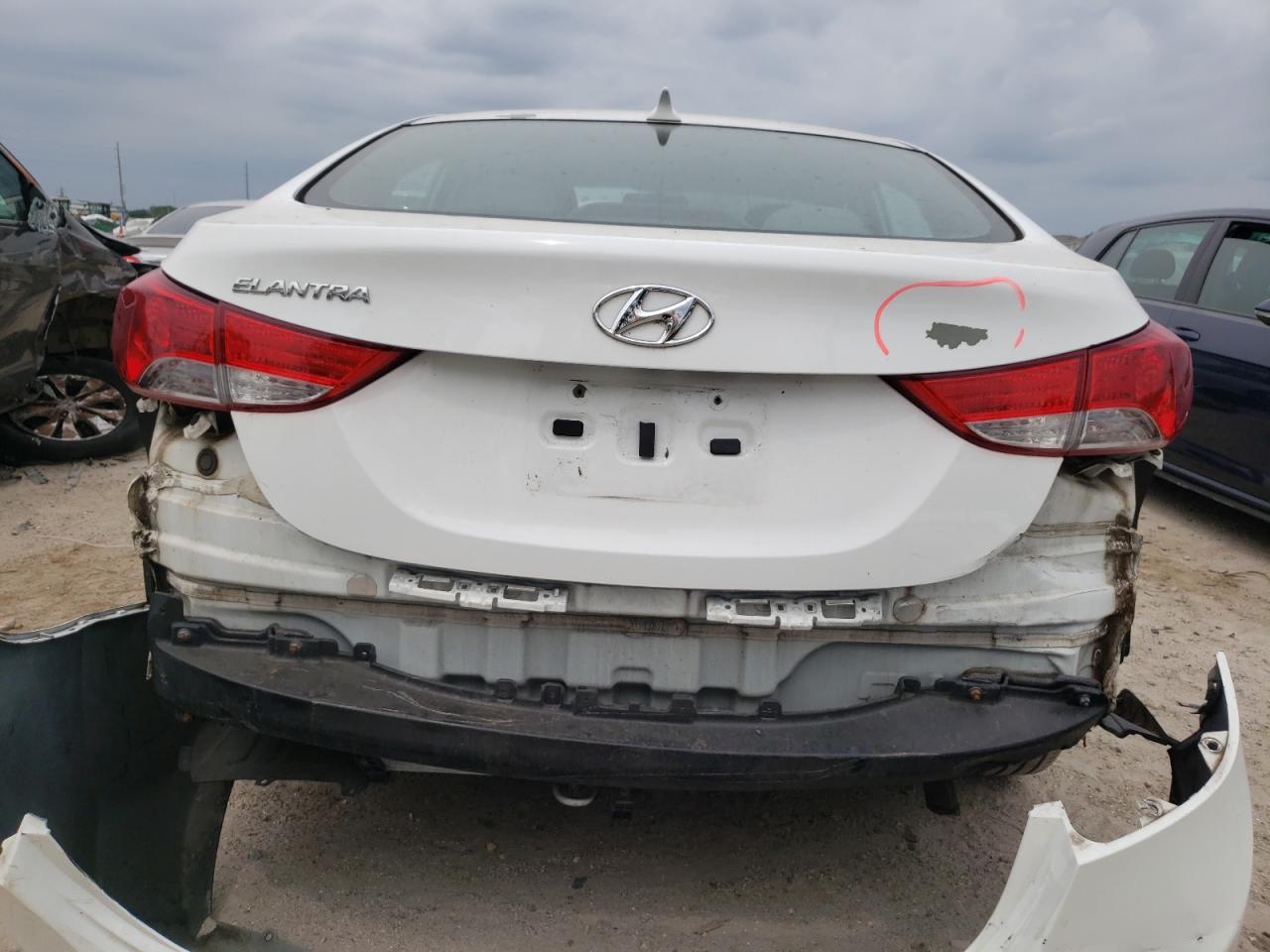 Photo 5 VIN: 5NPDH4AE1DH388747 - HYUNDAI ELANTRA 