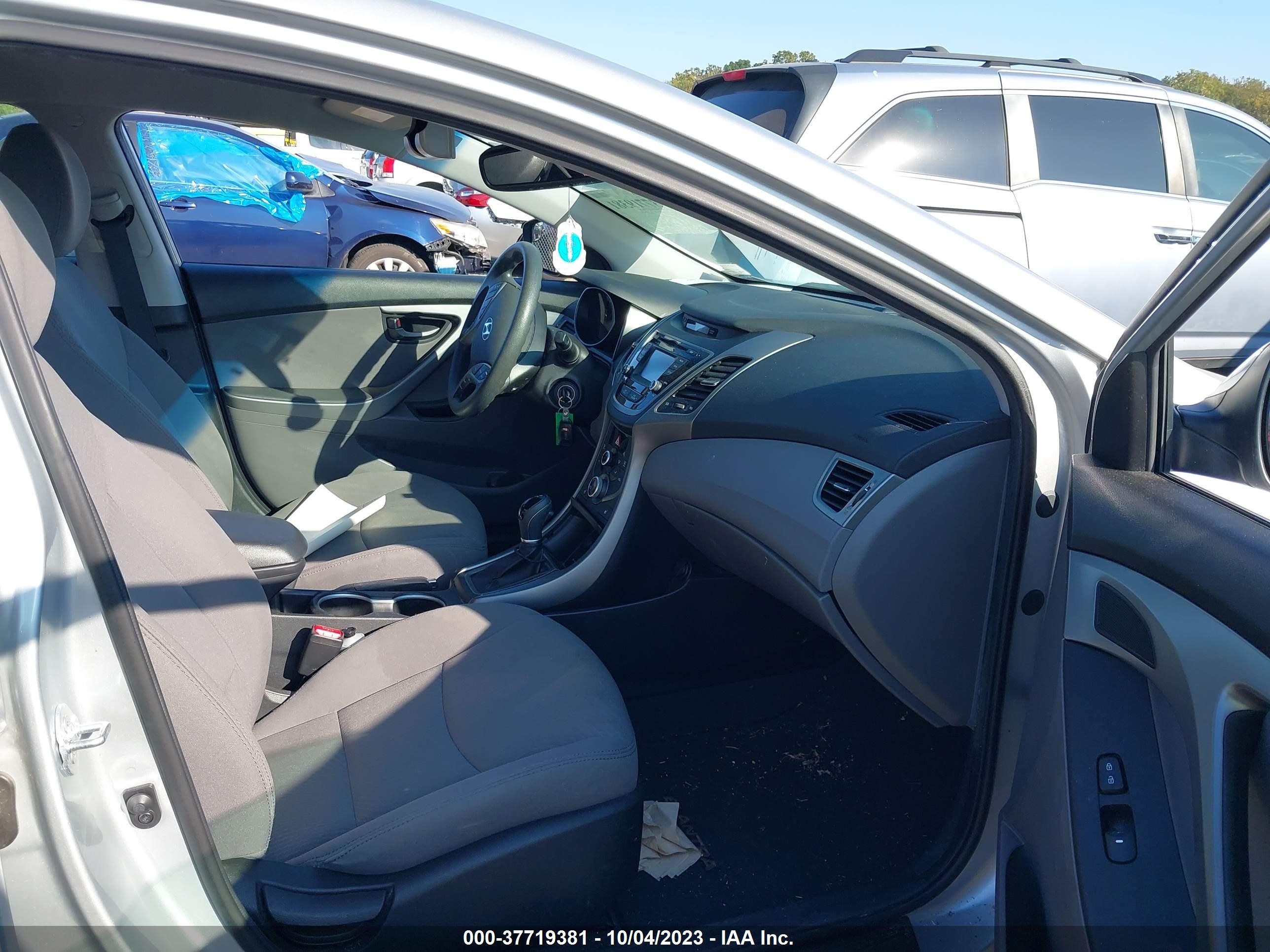 Photo 4 VIN: 5NPDH4AE1EH484587 - HYUNDAI ELANTRA 