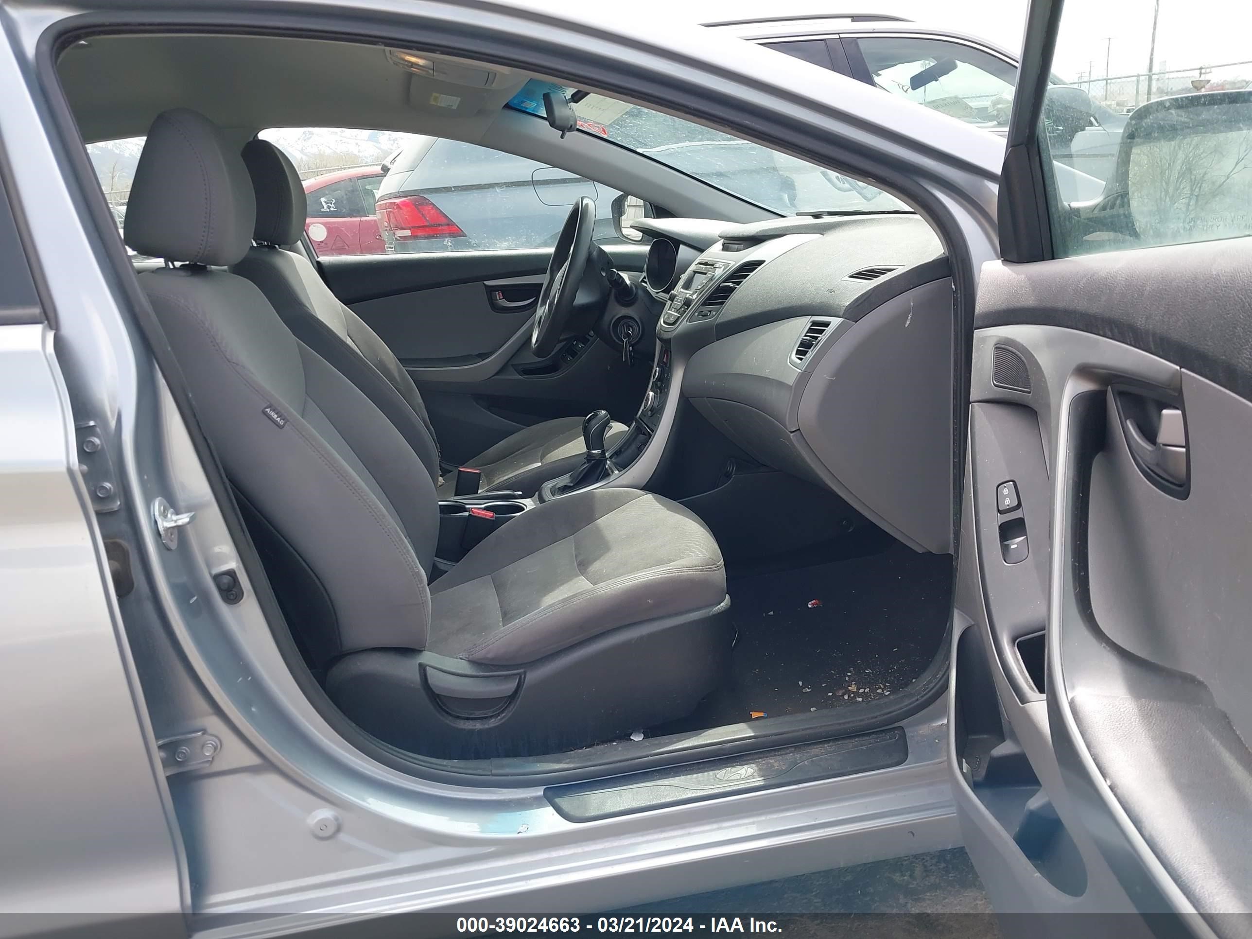 Photo 4 VIN: 5NPDH4AE1FH545454 - HYUNDAI ELANTRA 