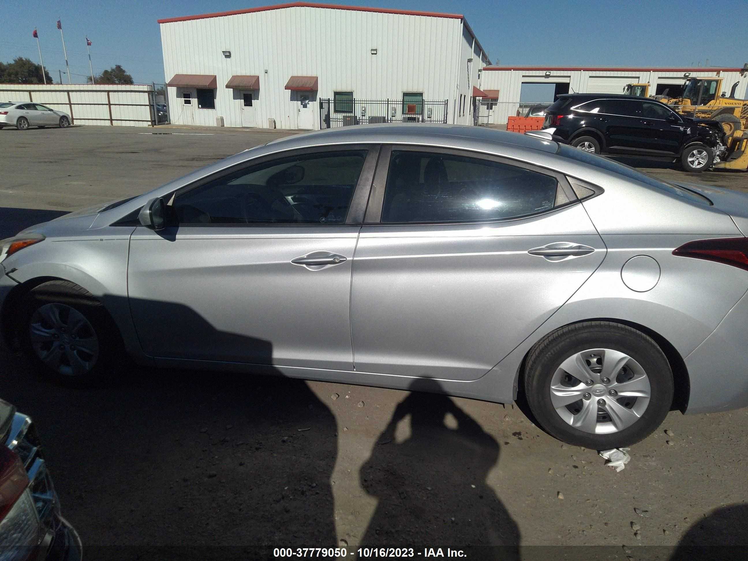 Photo 12 VIN: 5NPDH4AE1GH731593 - HYUNDAI ELANTRA 