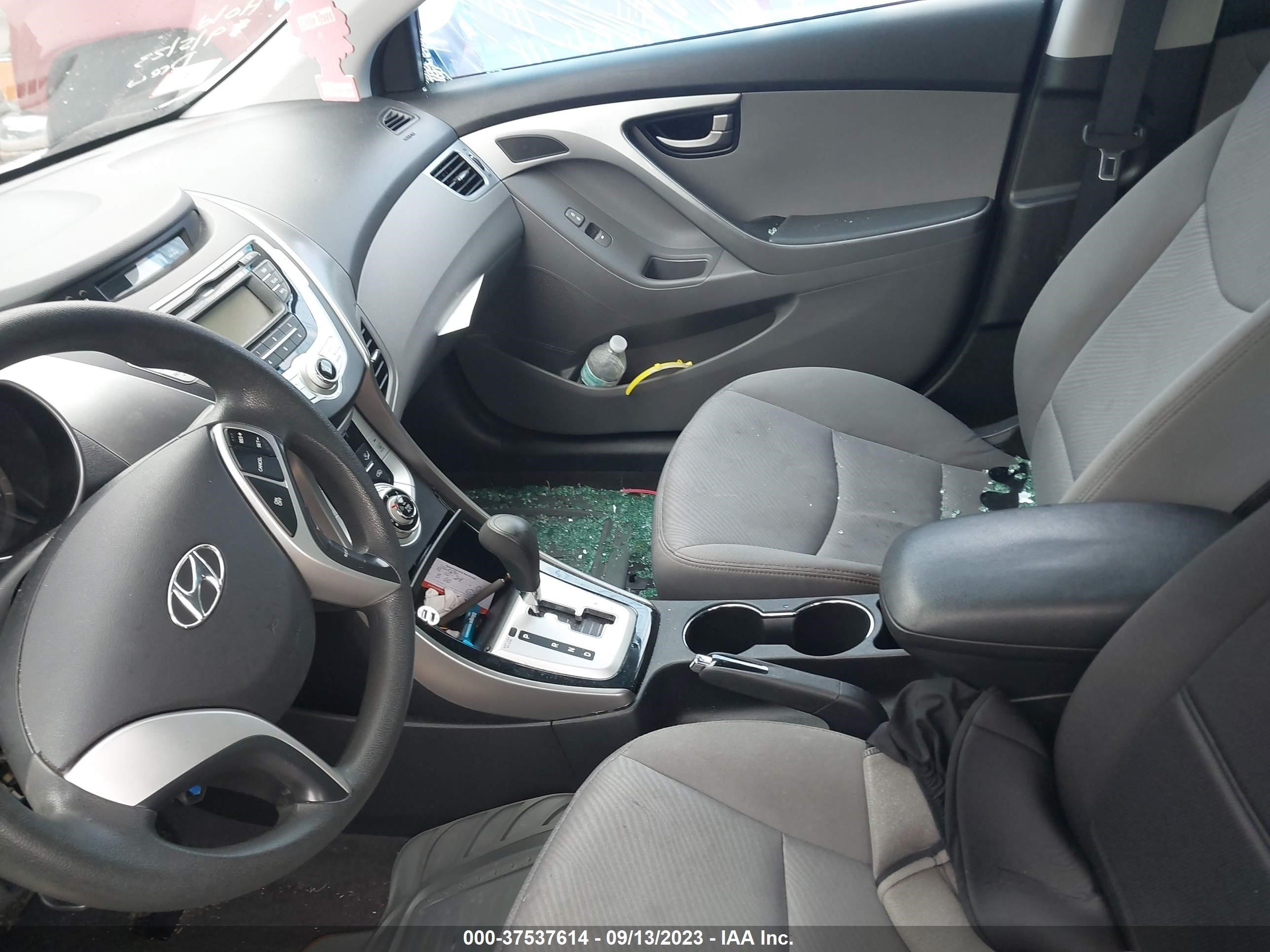 Photo 4 VIN: 5NPDH4AE2CH074605 - HYUNDAI ELANTRA 