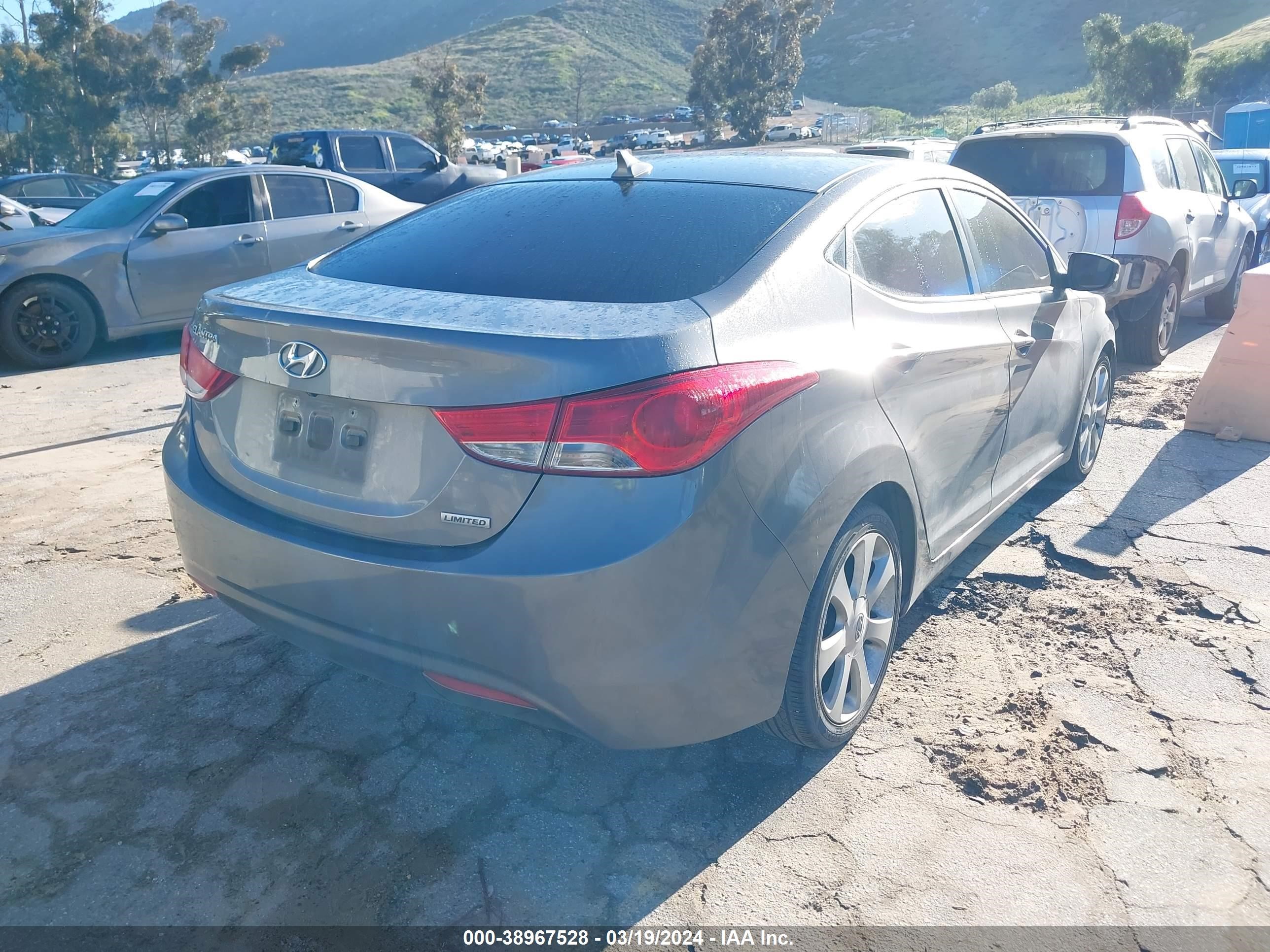 Photo 3 VIN: 5NPDH4AE2CH087953 - HYUNDAI ELANTRA 