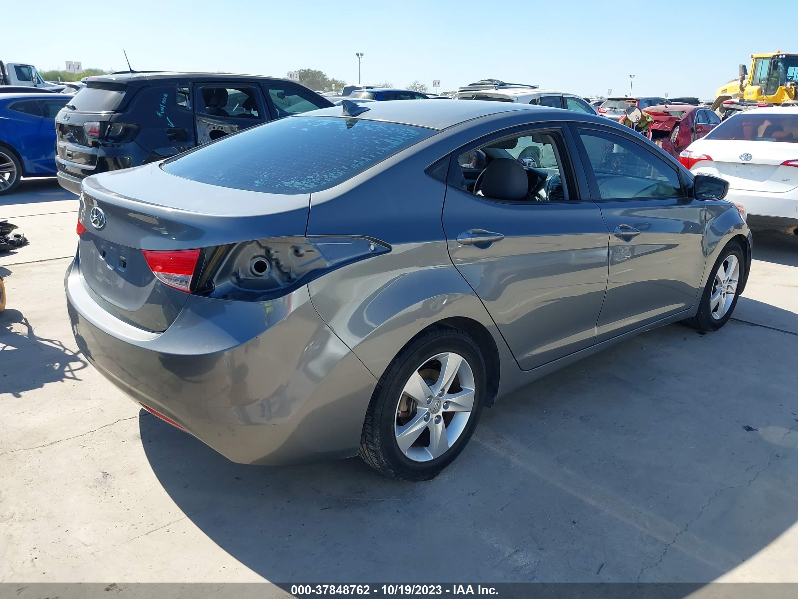 Photo 3 VIN: 5NPDH4AE2DH373223 - HYUNDAI ELANTRA 