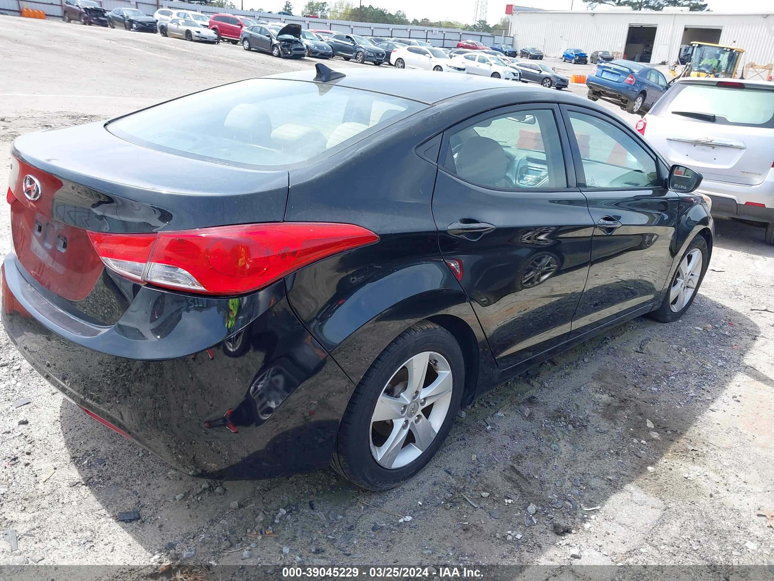 Photo 3 VIN: 5NPDH4AE2DH441326 - HYUNDAI ELANTRA 