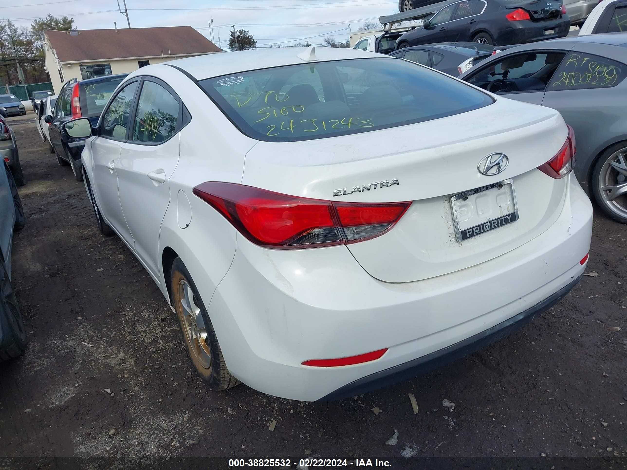 Photo 2 VIN: 5NPDH4AE2FH556687 - HYUNDAI ELANTRA 