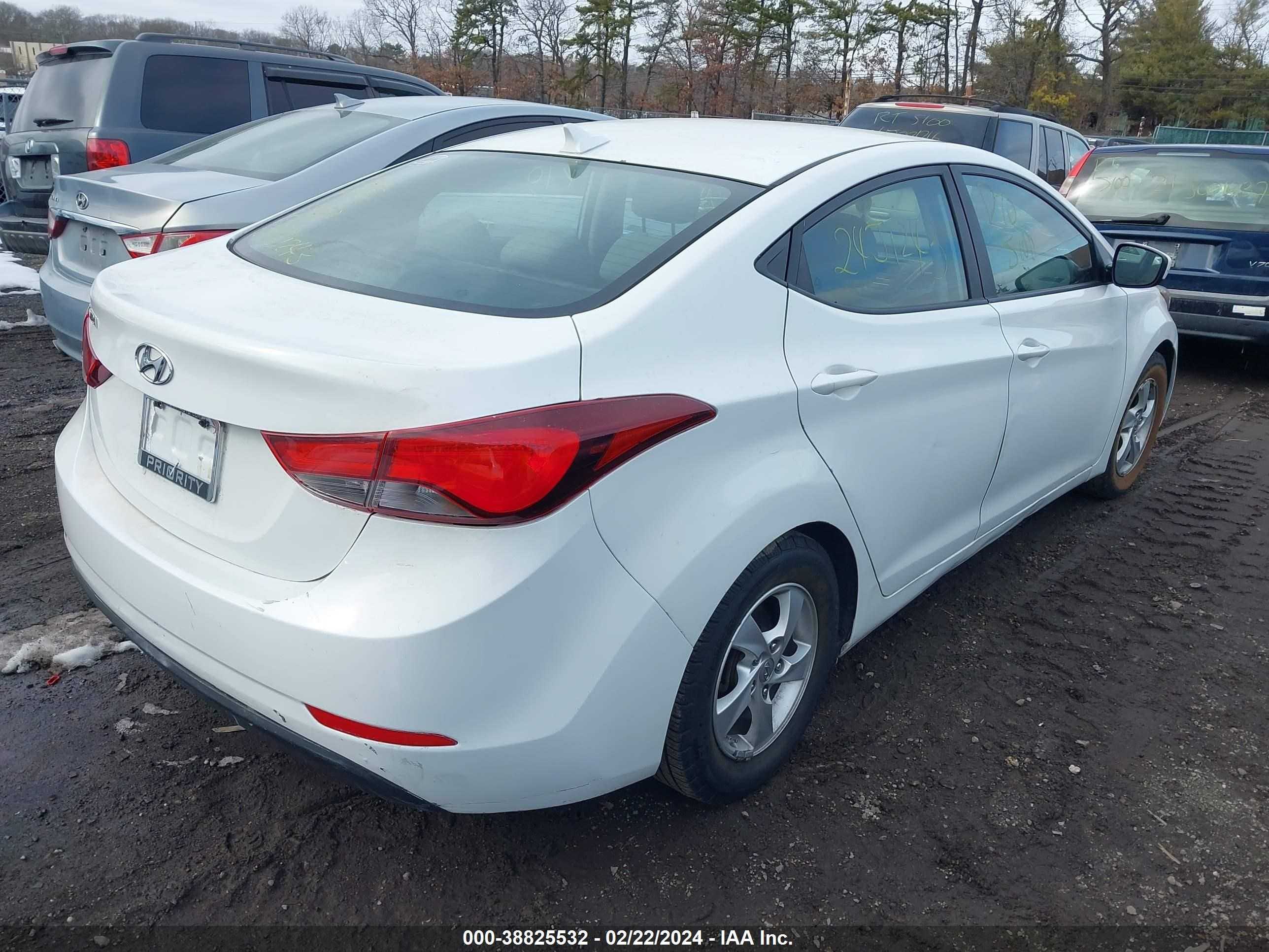 Photo 3 VIN: 5NPDH4AE2FH556687 - HYUNDAI ELANTRA 