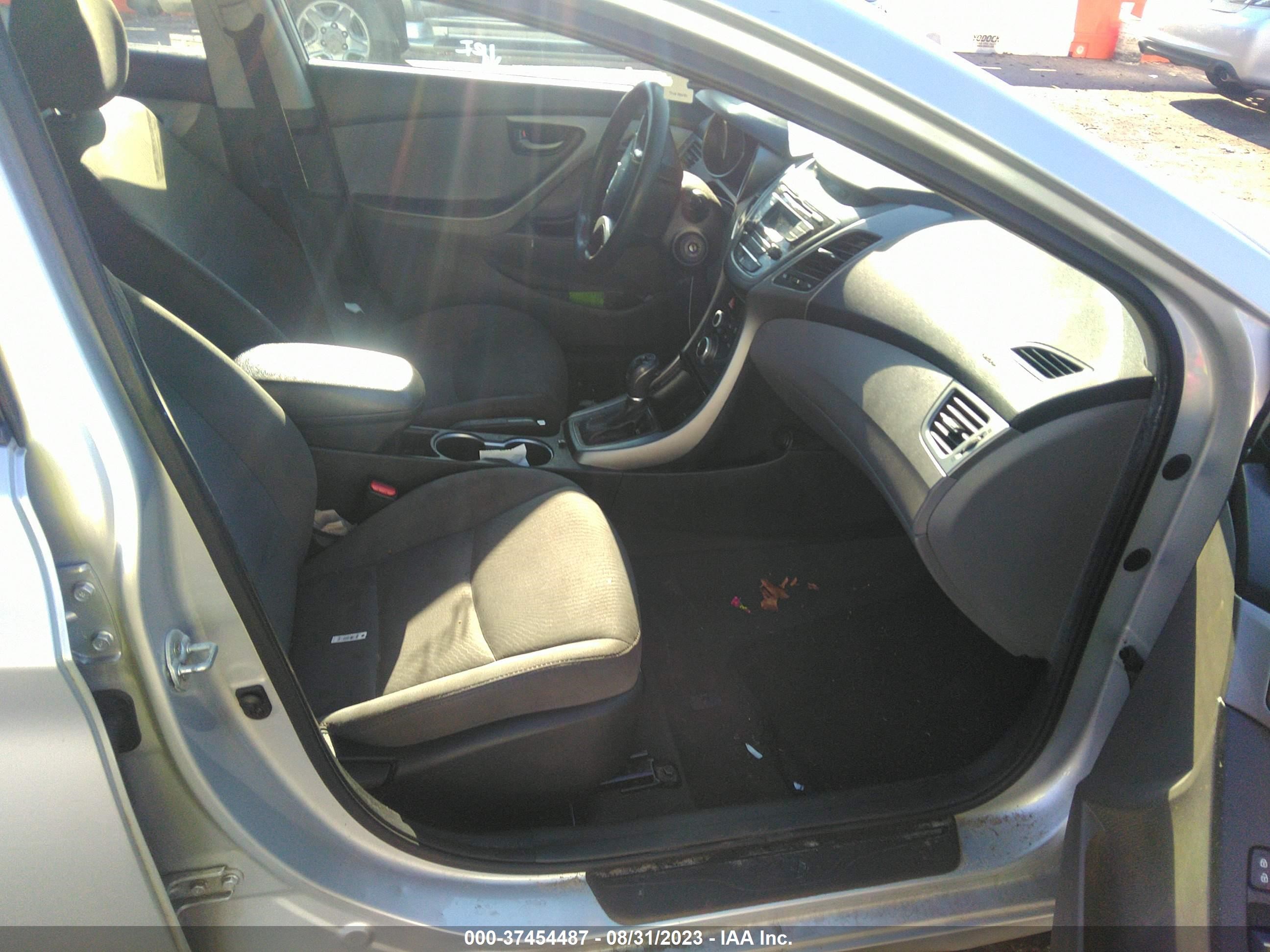 Photo 4 VIN: 5NPDH4AE2FH615415 - HYUNDAI ELANTRA 