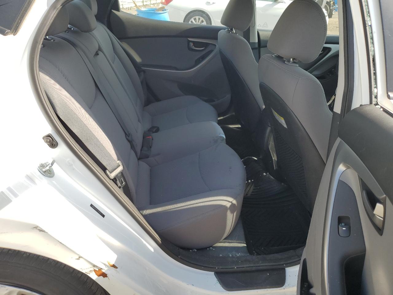 Photo 9 VIN: 5NPDH4AE2GH665135 - HYUNDAI ELANTRA 