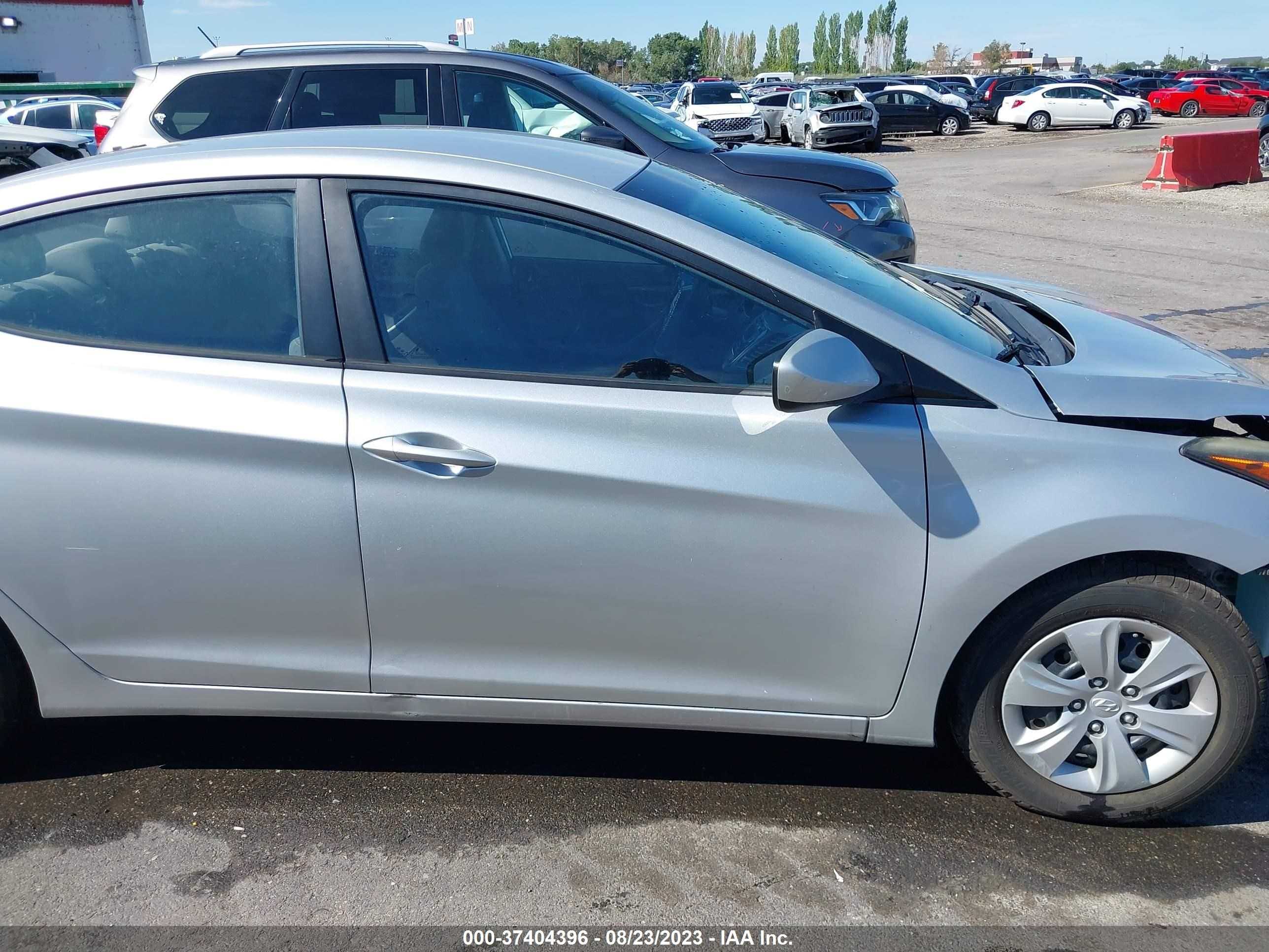 Photo 11 VIN: 5NPDH4AE2GH723809 - HYUNDAI ELANTRA 