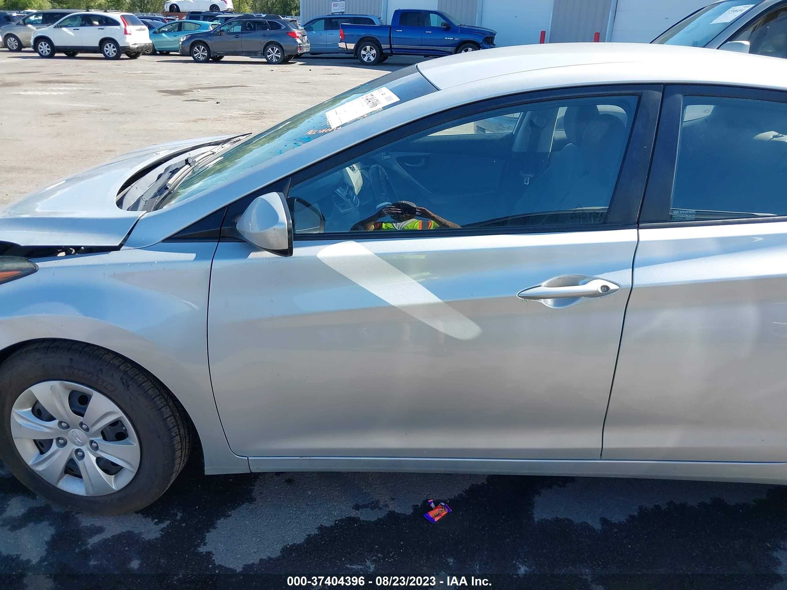 Photo 12 VIN: 5NPDH4AE2GH723809 - HYUNDAI ELANTRA 