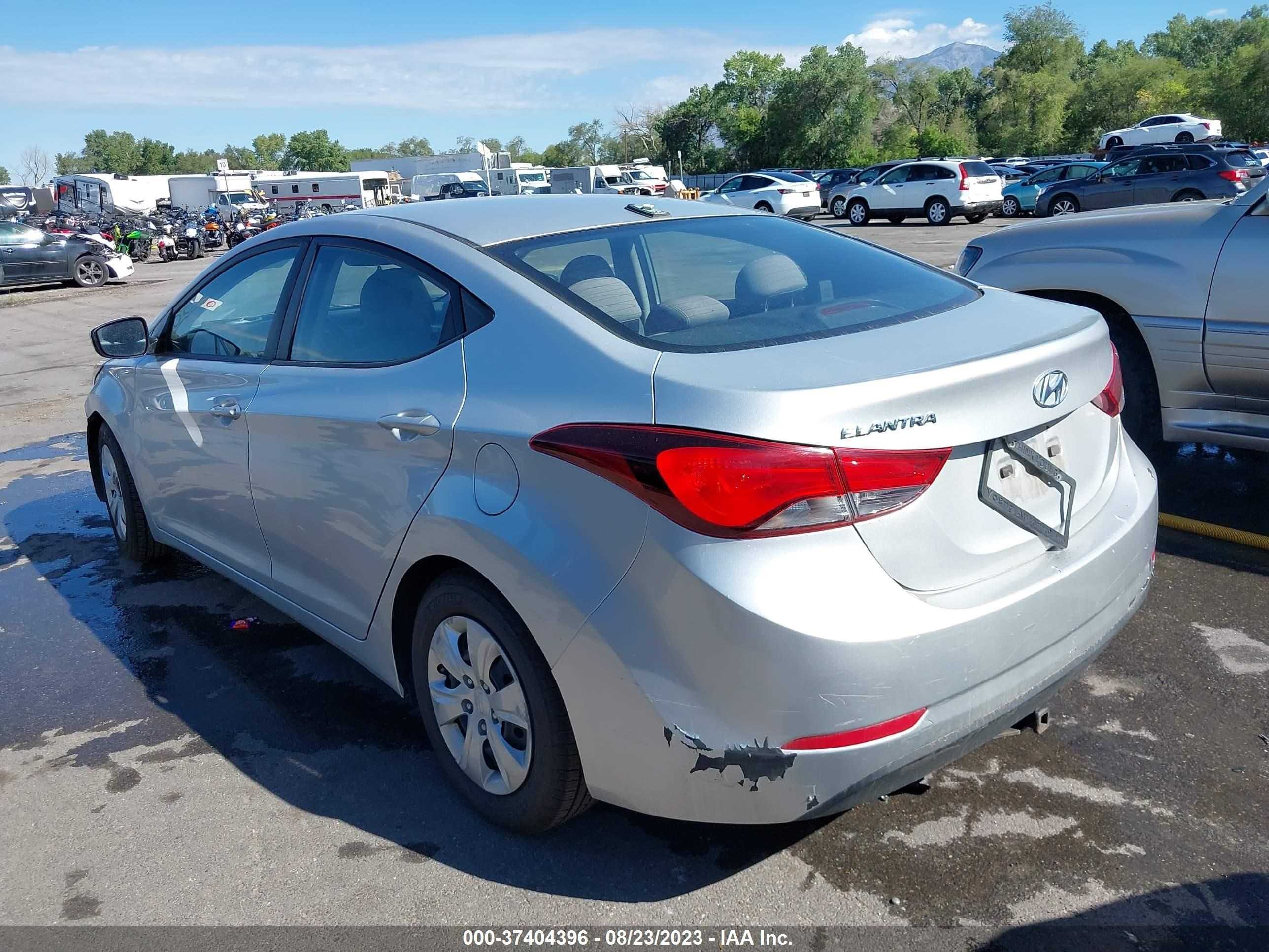 Photo 2 VIN: 5NPDH4AE2GH723809 - HYUNDAI ELANTRA 