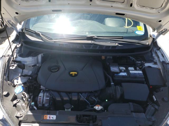 Photo 6 VIN: 5NPDH4AE2GH780821 - HYUNDAI ELANTRA SE 