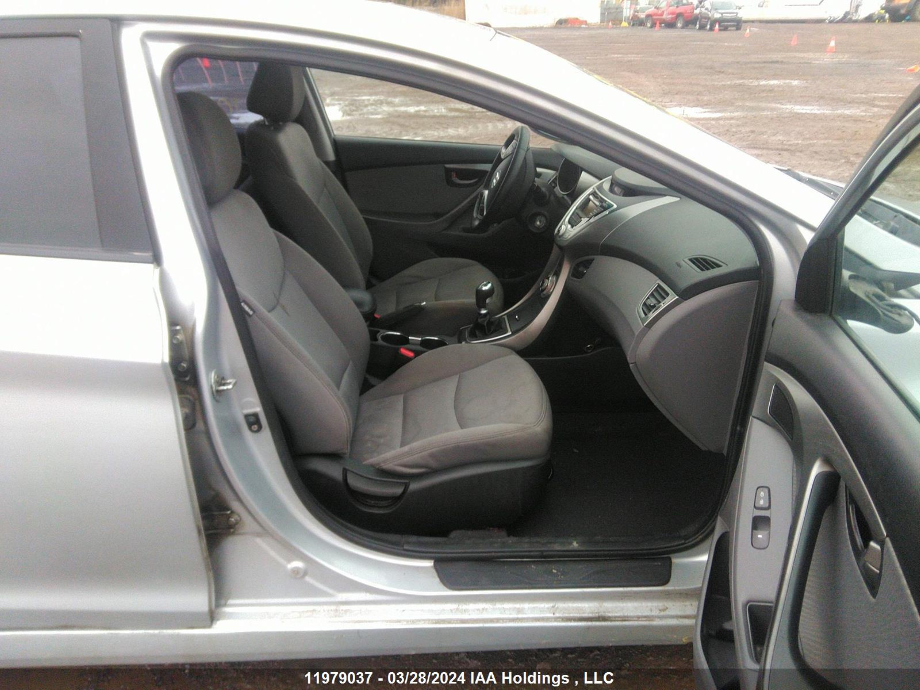 Photo 4 VIN: 5NPDH4AE3CH100175 - HYUNDAI ELANTRA 