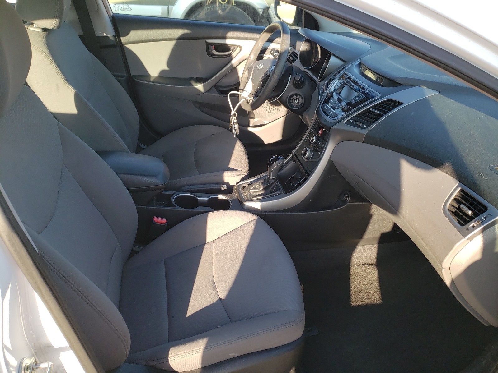 Photo 4 VIN: 5NPDH4AE3FH580500 - HYUNDAI ELANTRA SE 