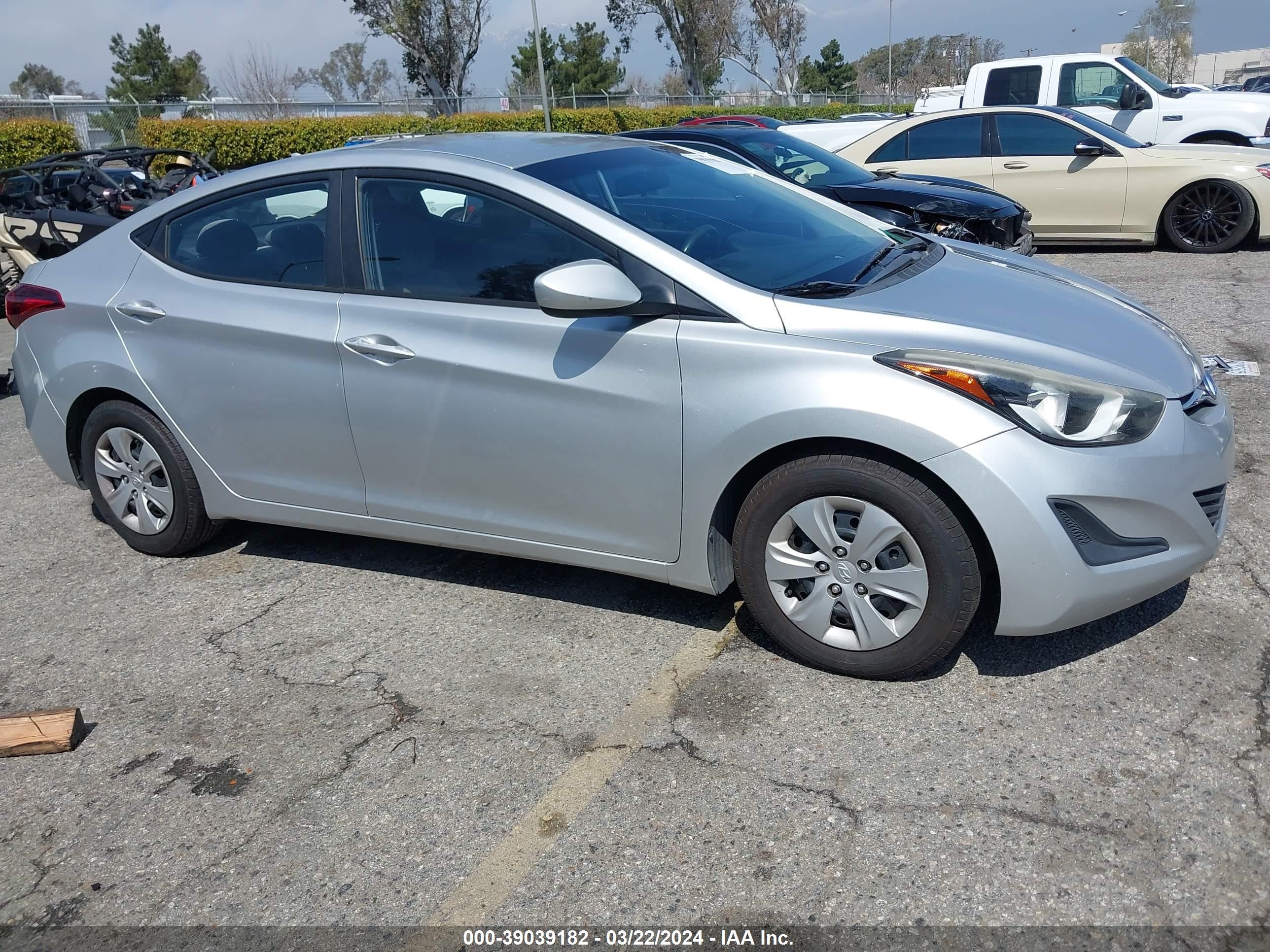 Photo 12 VIN: 5NPDH4AE3GH680582 - HYUNDAI ELANTRA 