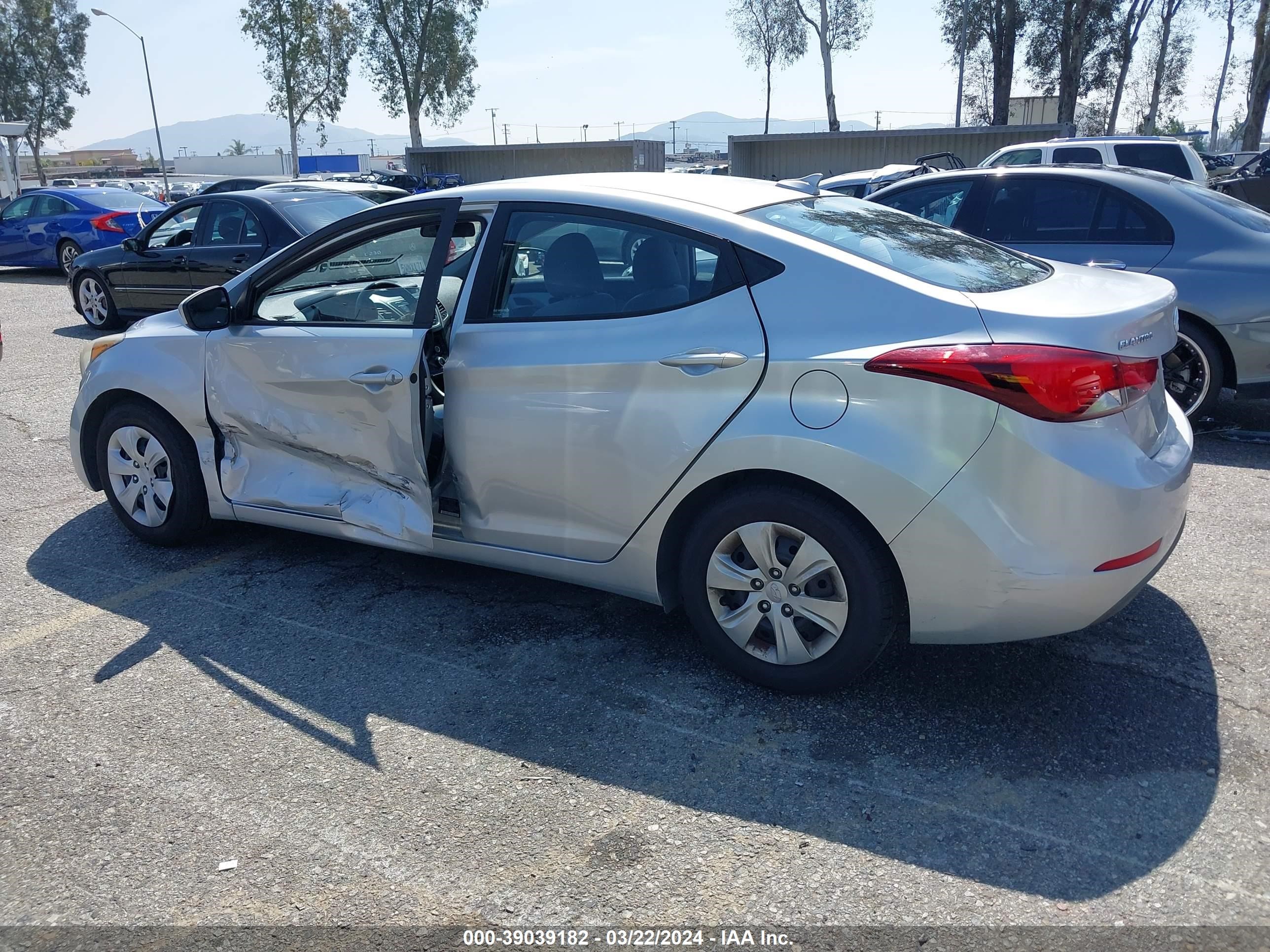 Photo 13 VIN: 5NPDH4AE3GH680582 - HYUNDAI ELANTRA 