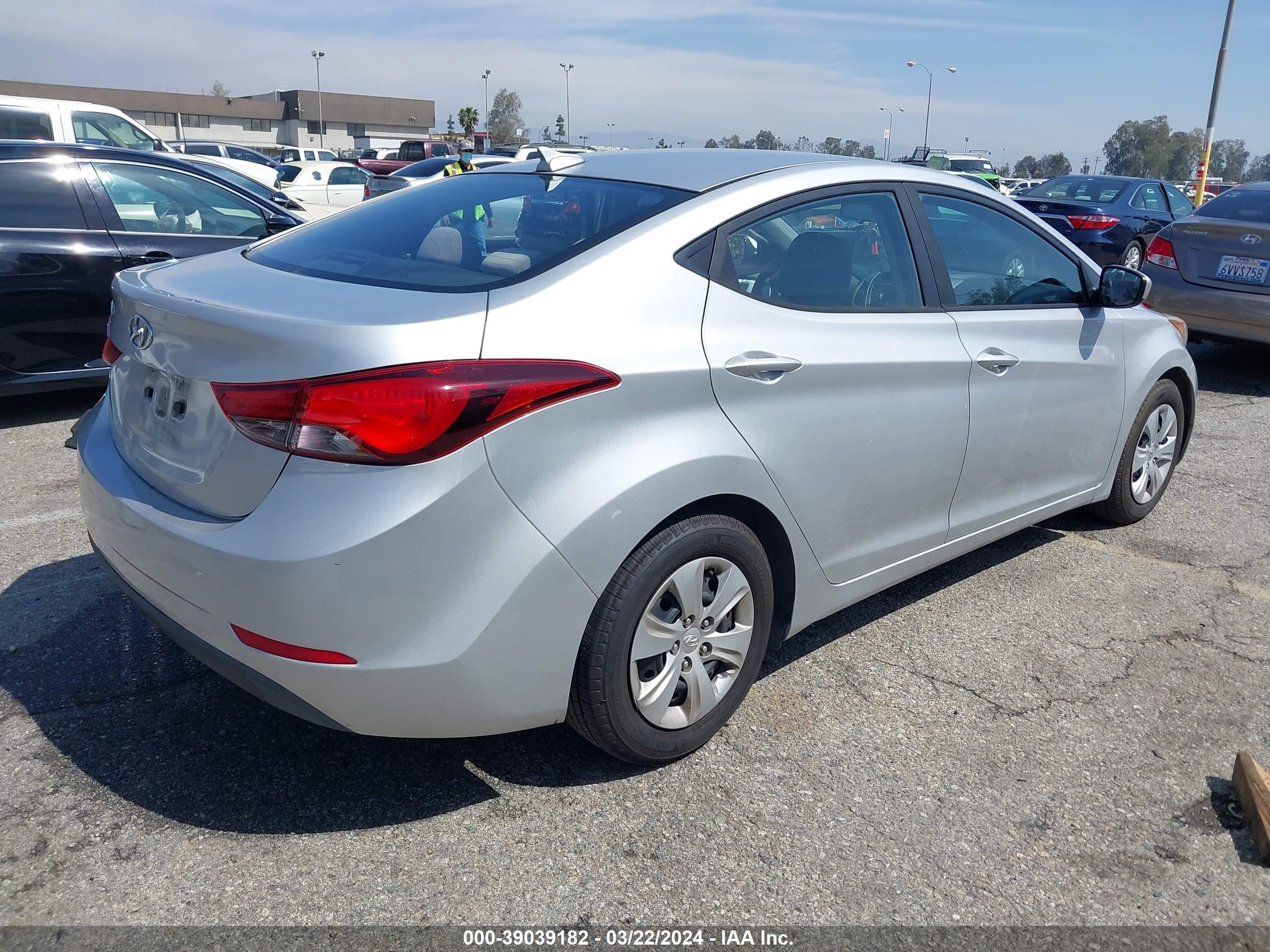 Photo 3 VIN: 5NPDH4AE3GH680582 - HYUNDAI ELANTRA 