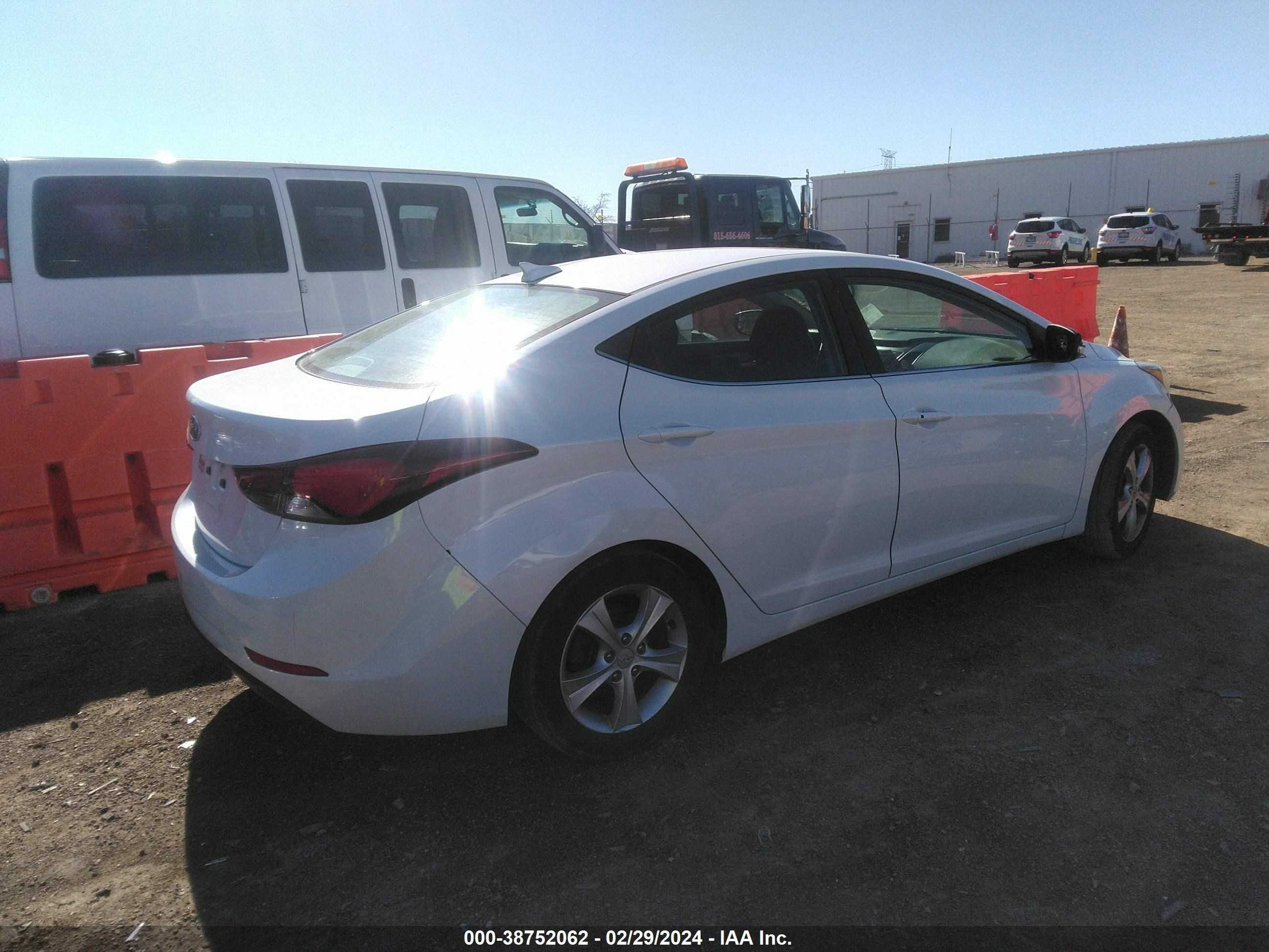 Photo 3 VIN: 5NPDH4AE3GH685068 - HYUNDAI ELANTRA 