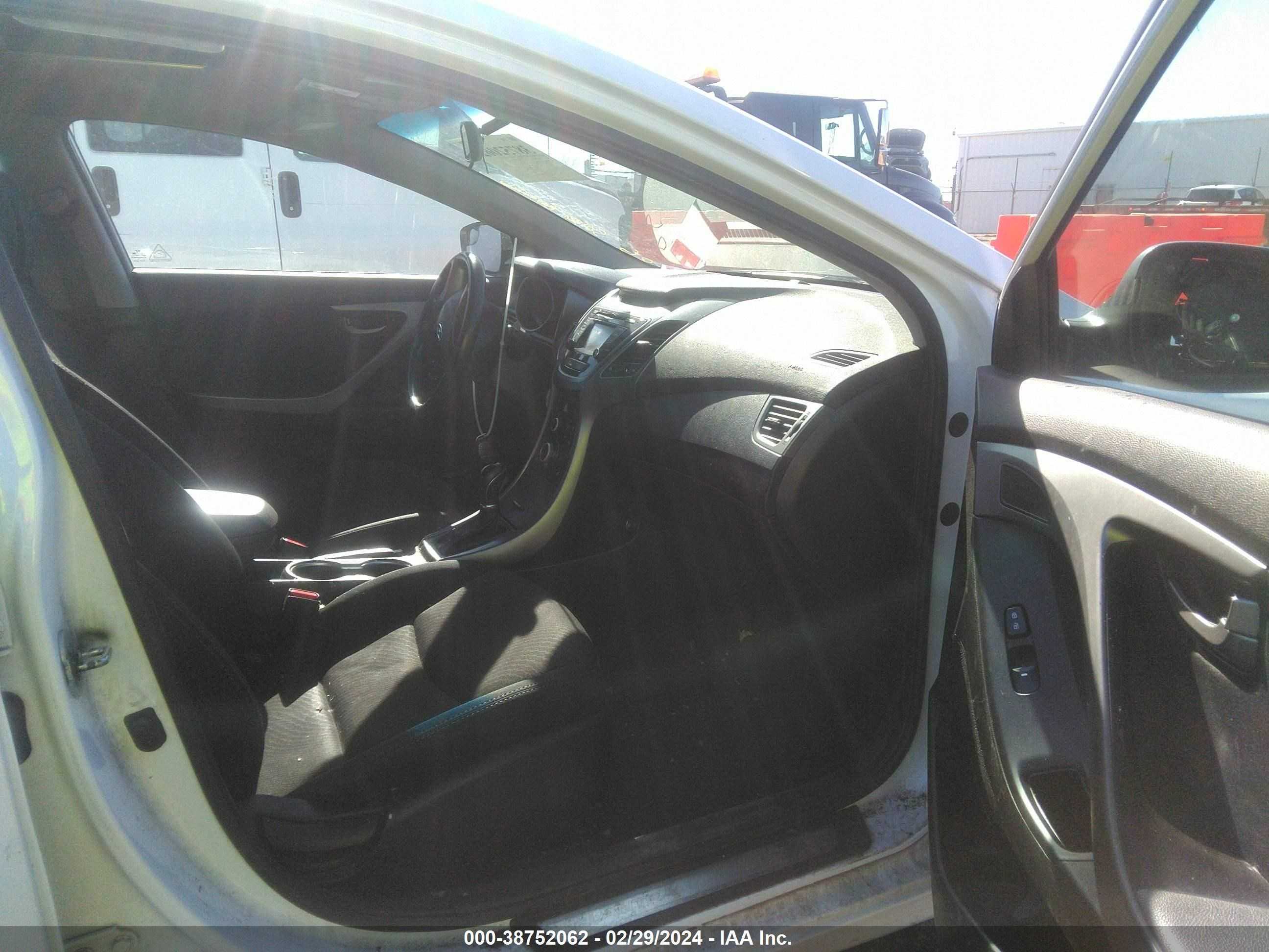 Photo 4 VIN: 5NPDH4AE3GH685068 - HYUNDAI ELANTRA 