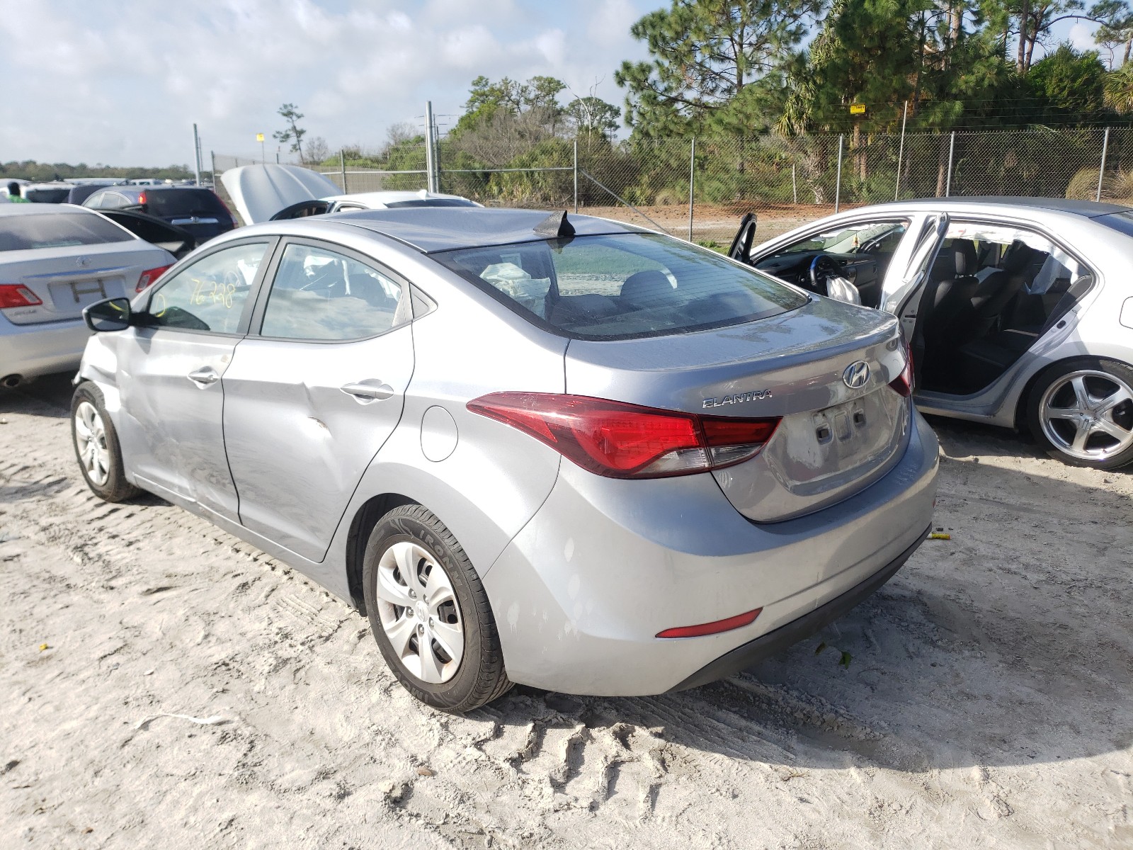 Photo 2 VIN: 5NPDH4AE3GH688374 - HYUNDAI ELANTRA SE 