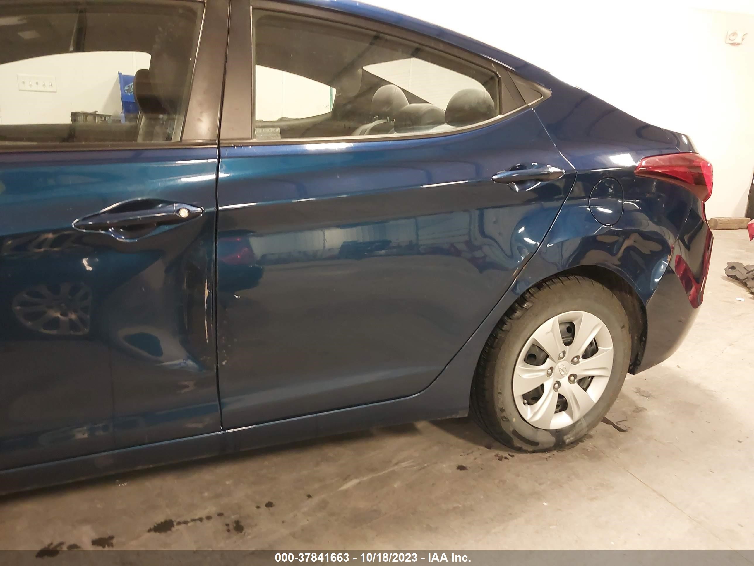 Photo 11 VIN: 5NPDH4AE3GH752817 - HYUNDAI ELANTRA 