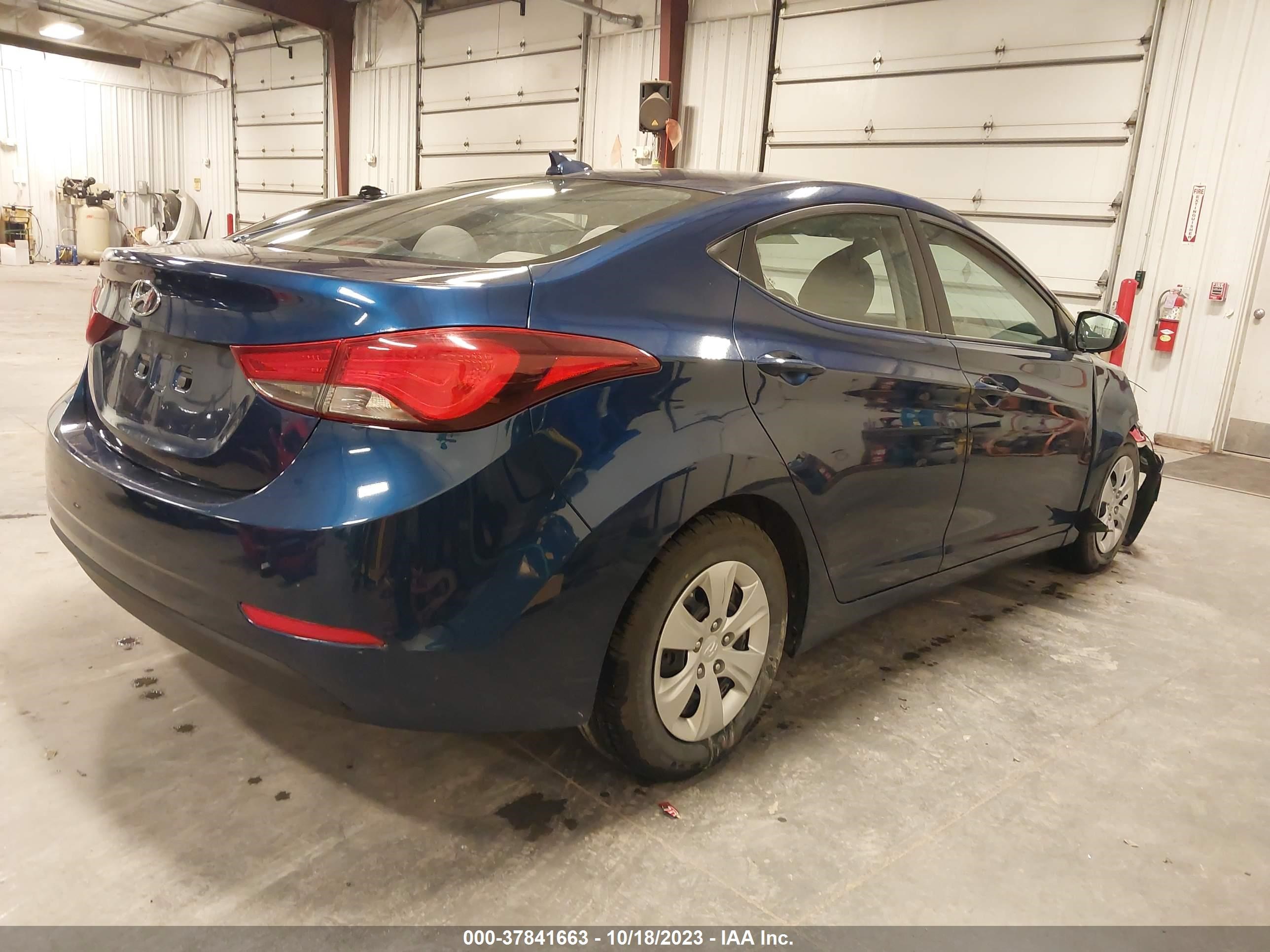 Photo 3 VIN: 5NPDH4AE3GH752817 - HYUNDAI ELANTRA 