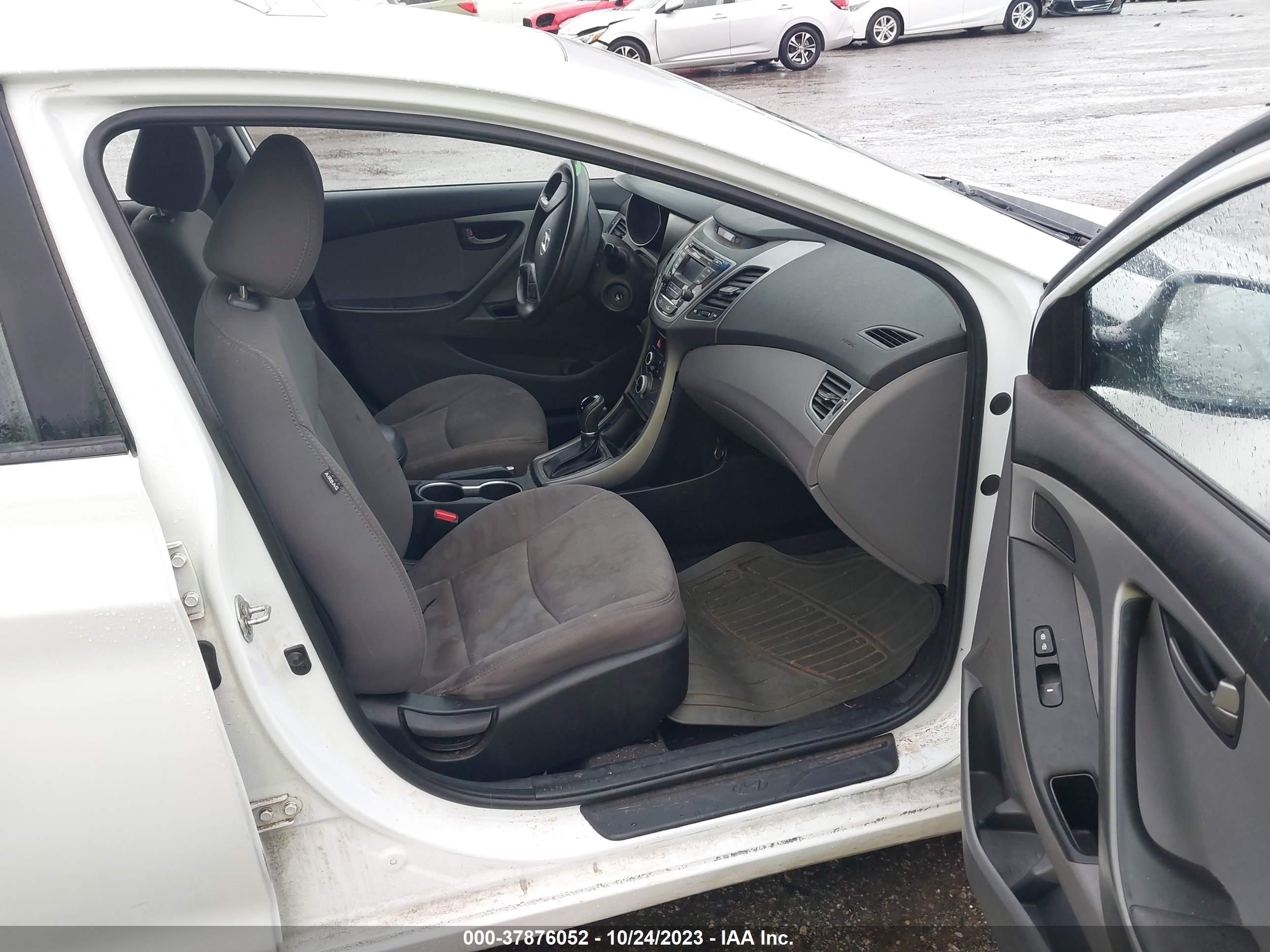 Photo 4 VIN: 5NPDH4AE3GH784456 - HYUNDAI ELANTRA 