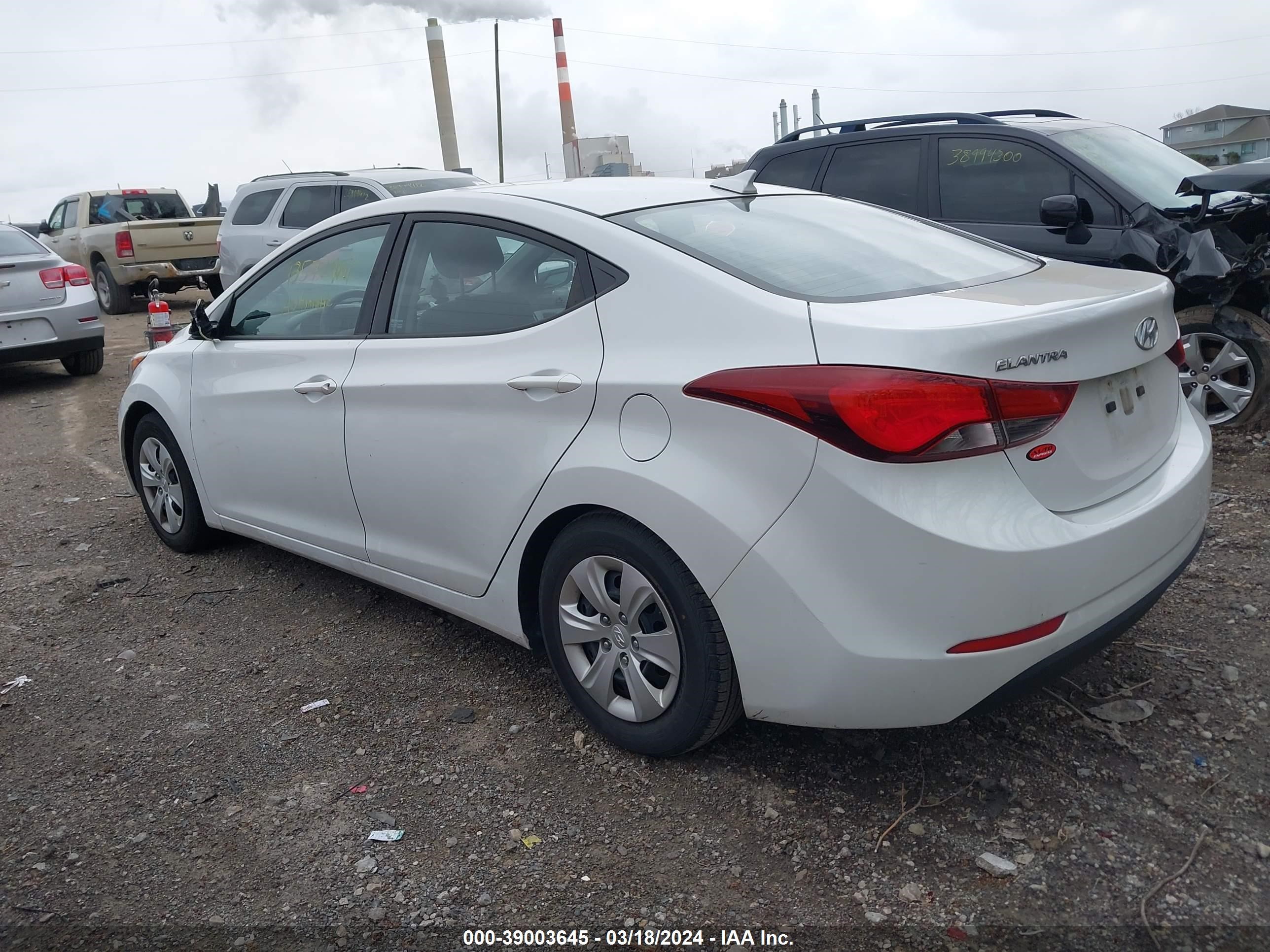 Photo 2 VIN: 5NPDH4AE3GH792198 - HYUNDAI ELANTRA 