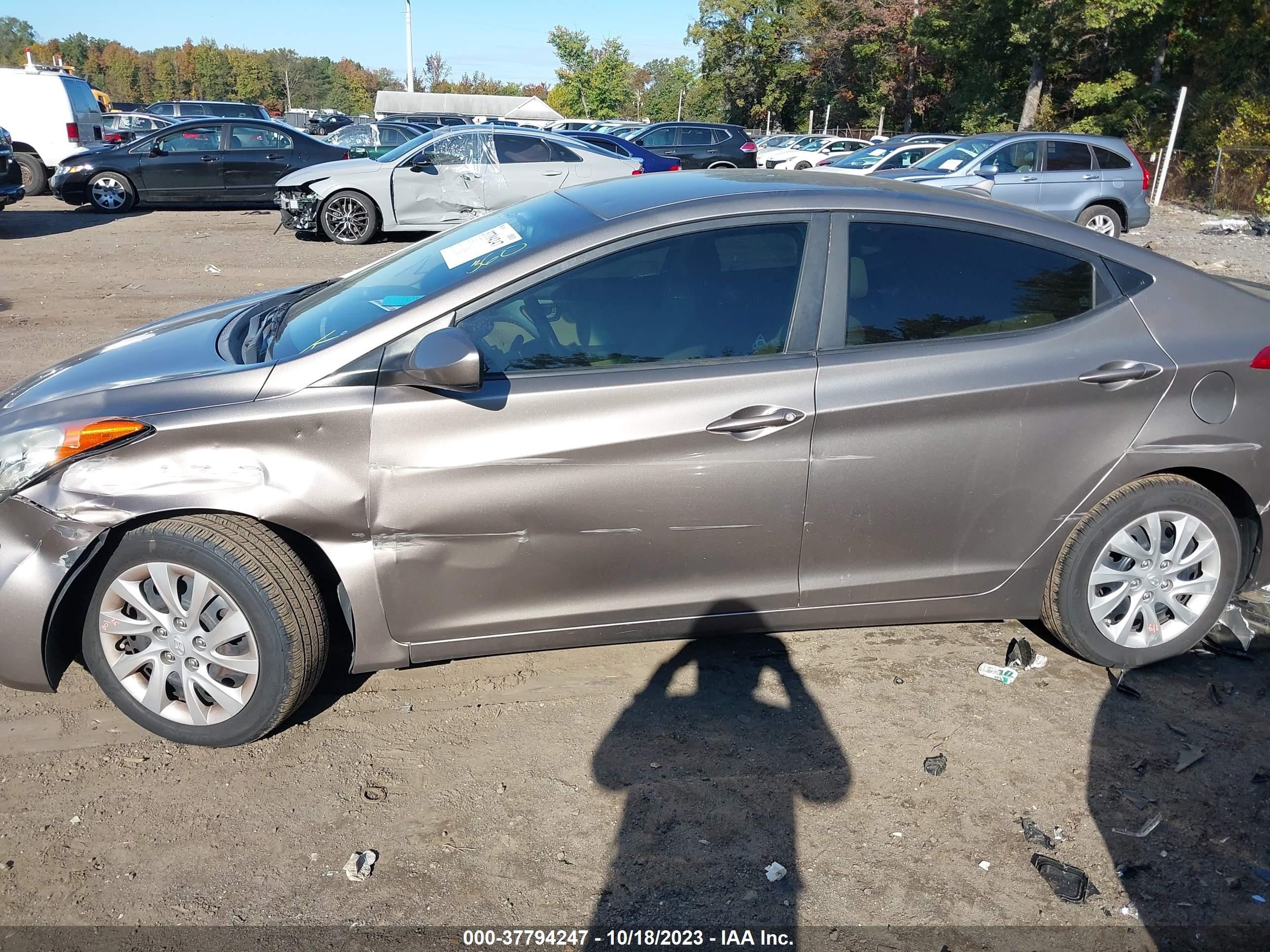 Photo 13 VIN: 5NPDH4AE4CH067669 - HYUNDAI ELANTRA 