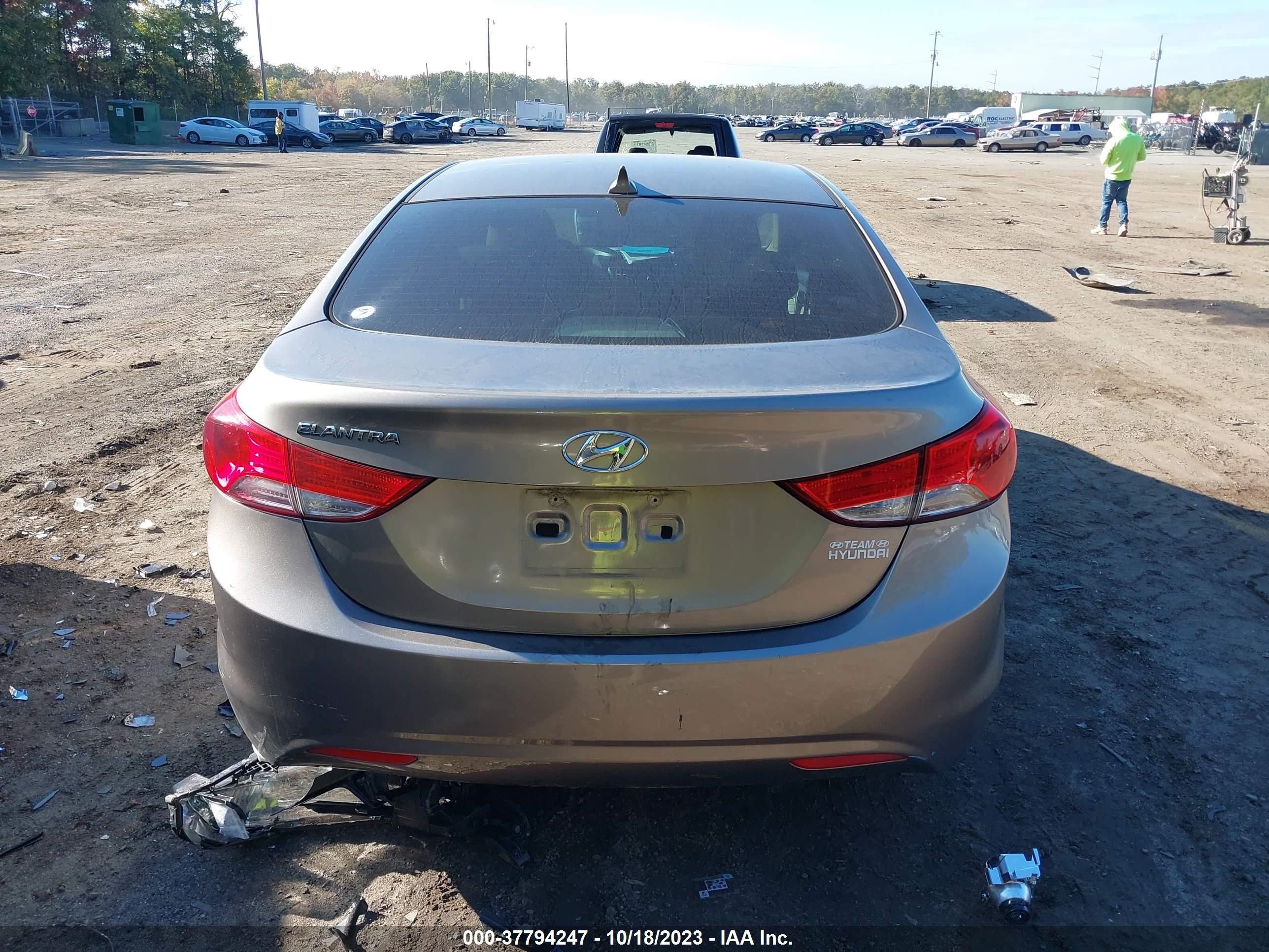 Photo 15 VIN: 5NPDH4AE4CH067669 - HYUNDAI ELANTRA 